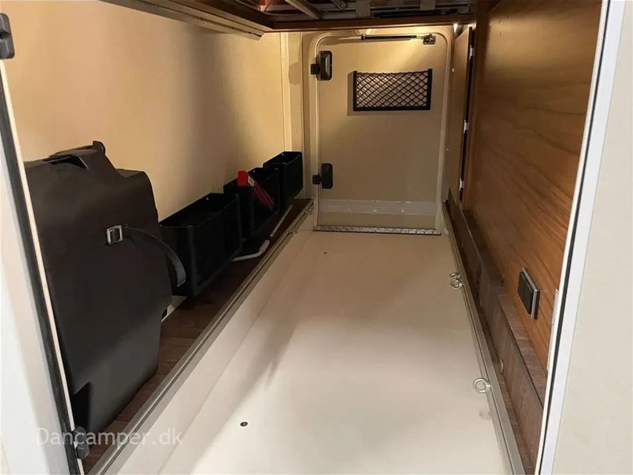 Billede 21 - 2020 - Hymer Tramp CL 698   Fiat Hymer T 698 CL QB, interiør med look af kirsebærtræ, flot, 150 Hk og automatgear. Kun kørt 9.700 km