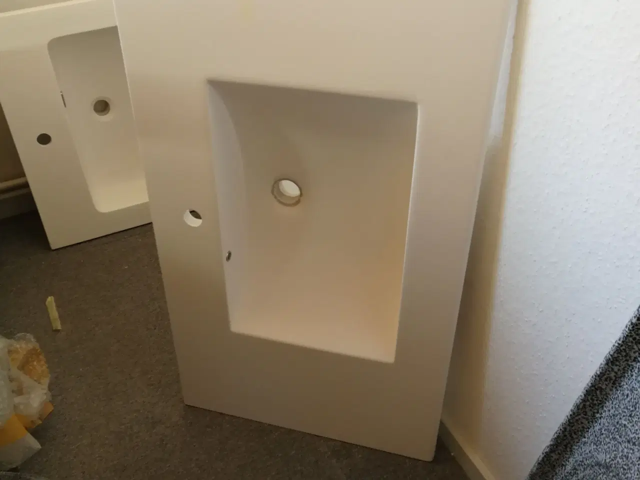 Billede 1 - HELSTØBT BORDPLADE MED VASK 55x103x2,3