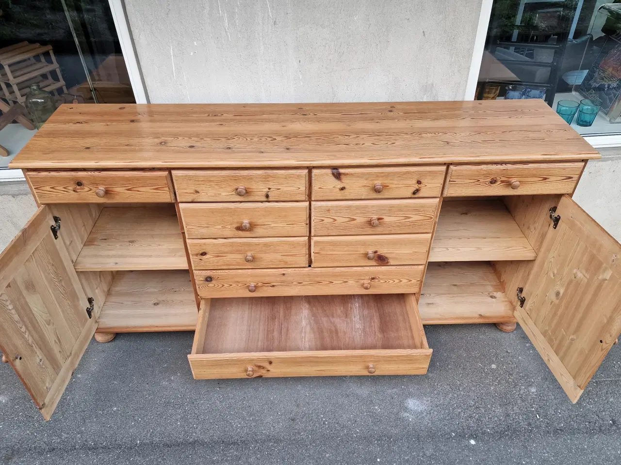 Billede 6 - Stor aflang skænk i fyrretræ fra 80´erne.
