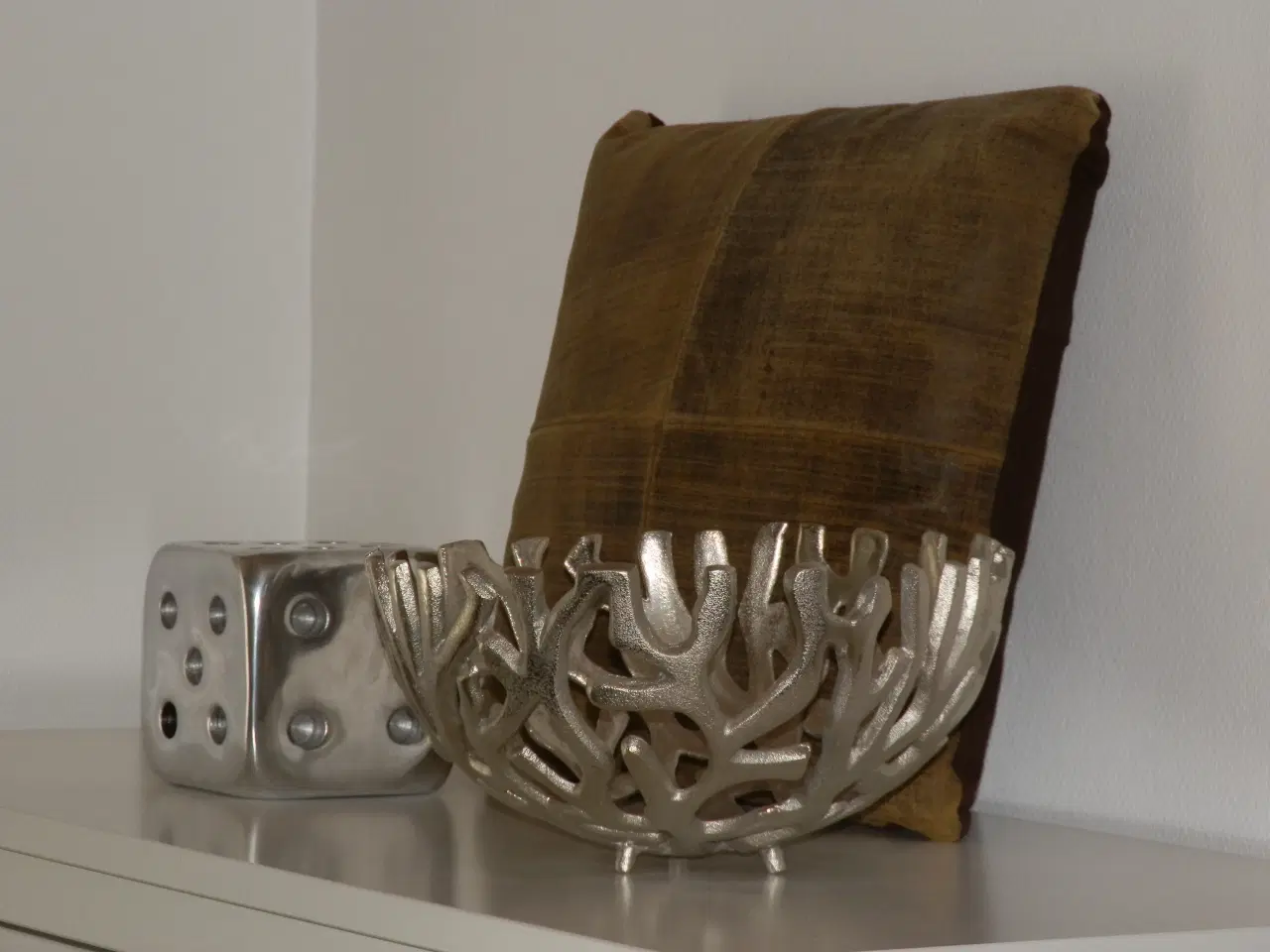 Billede 2 - Furre Hause metal skål, terning og læderpude.