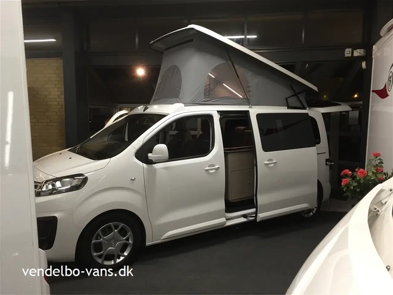 Billede 6 - 2018 - Globecar Campster   Nem og handy med løftetag kun 1,99 m høj - 5 siddepladser - 4 sovepladser