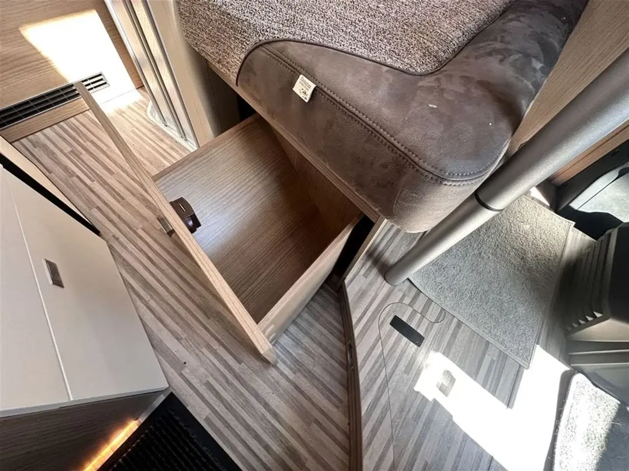 Billede 11 - 2023 - Carthago Malibu Van Compact 540 DB   Rummelig Van på kun 540cm Kørt KM 5900