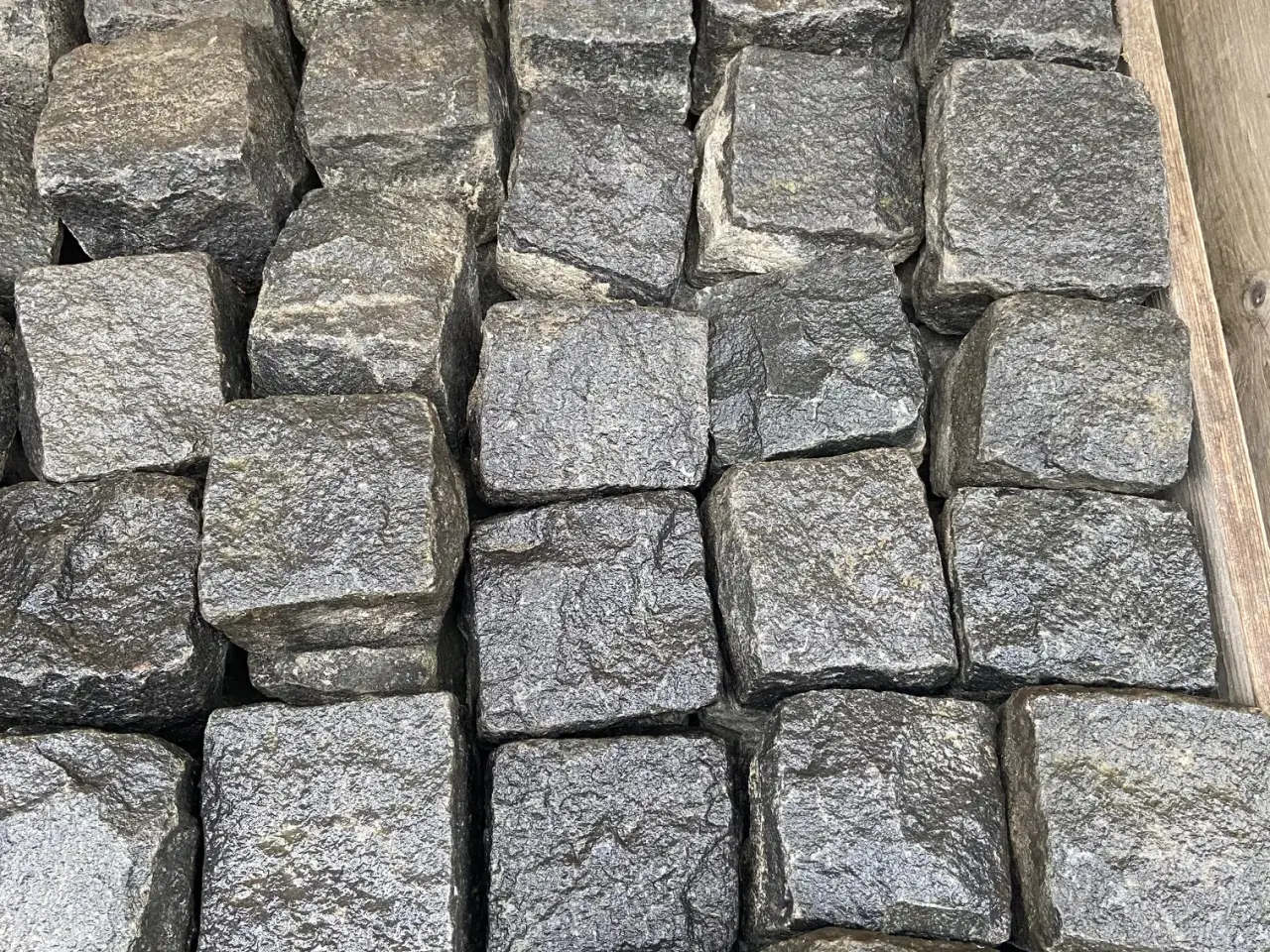 Billede 2 - 3360 Sorte granit chaussesten ca, 10x10 cm.