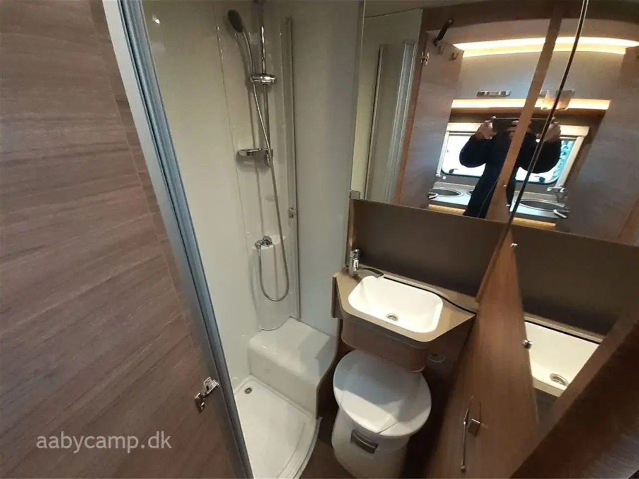 Billede 13 - 2021 - Weinsberg CaraCompact 600 MEG Pepper   Compact model på under 7 meter. med rigtig god indretning. headup display.