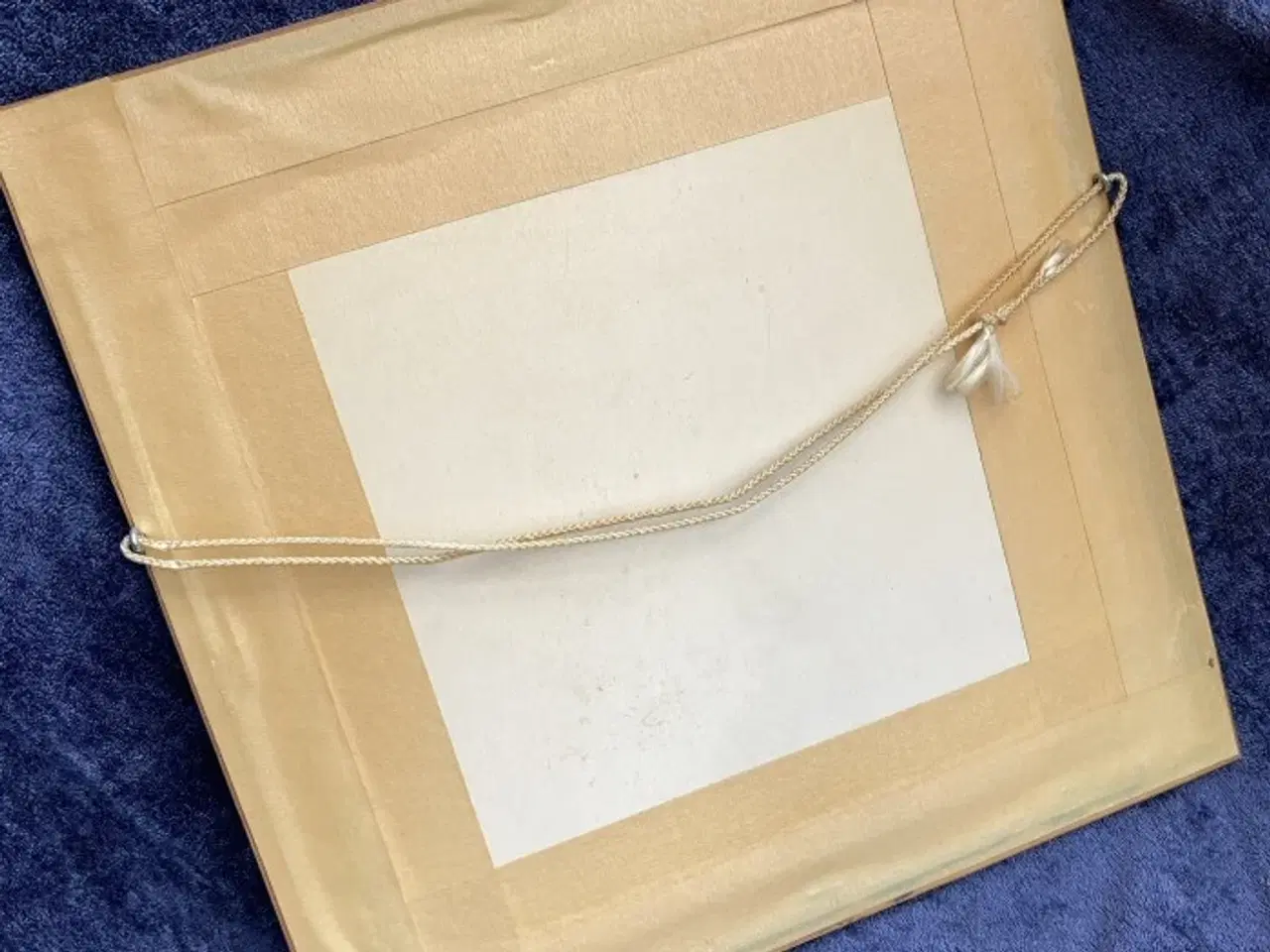 Billede 2 - Korsstingsbroderi i ramme – 23 x 23 cm