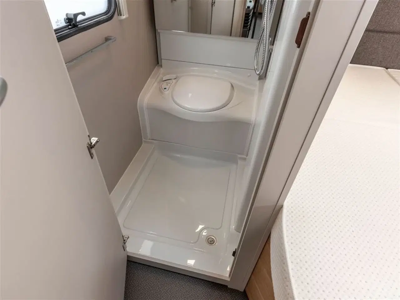 Billede 11 - 2021 - Adria Adora 472 UP   Med fuld automatisk mover og Dometic Ace Air Pro 400 lufttelt.