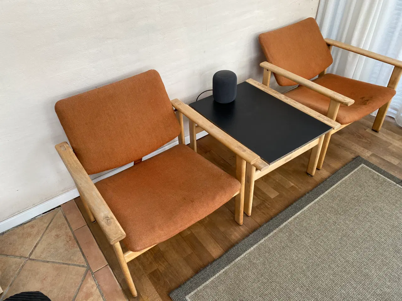 Billede 2 - Fritz Hansen 2 stole og 1 sidebord (Sælges samlet)