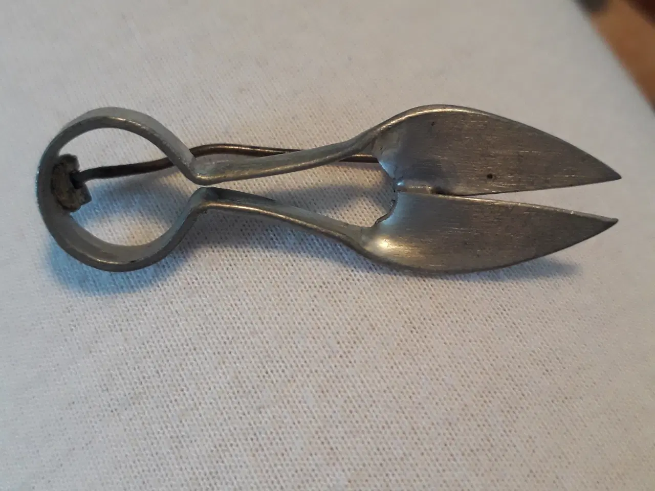 Billede 4 - Tin broche, udformet som en fåresaks