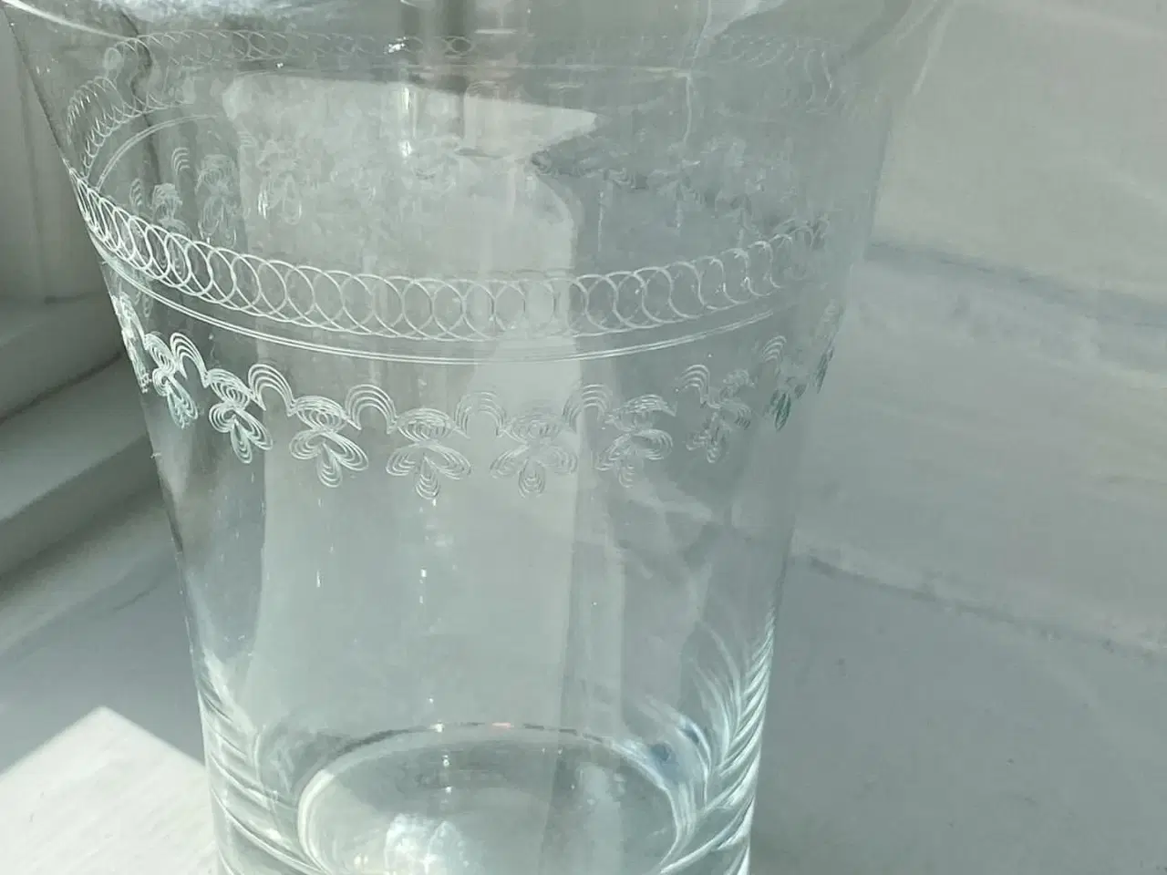 Billede 5 - Karaffel af klart glas m sirlige slibninger