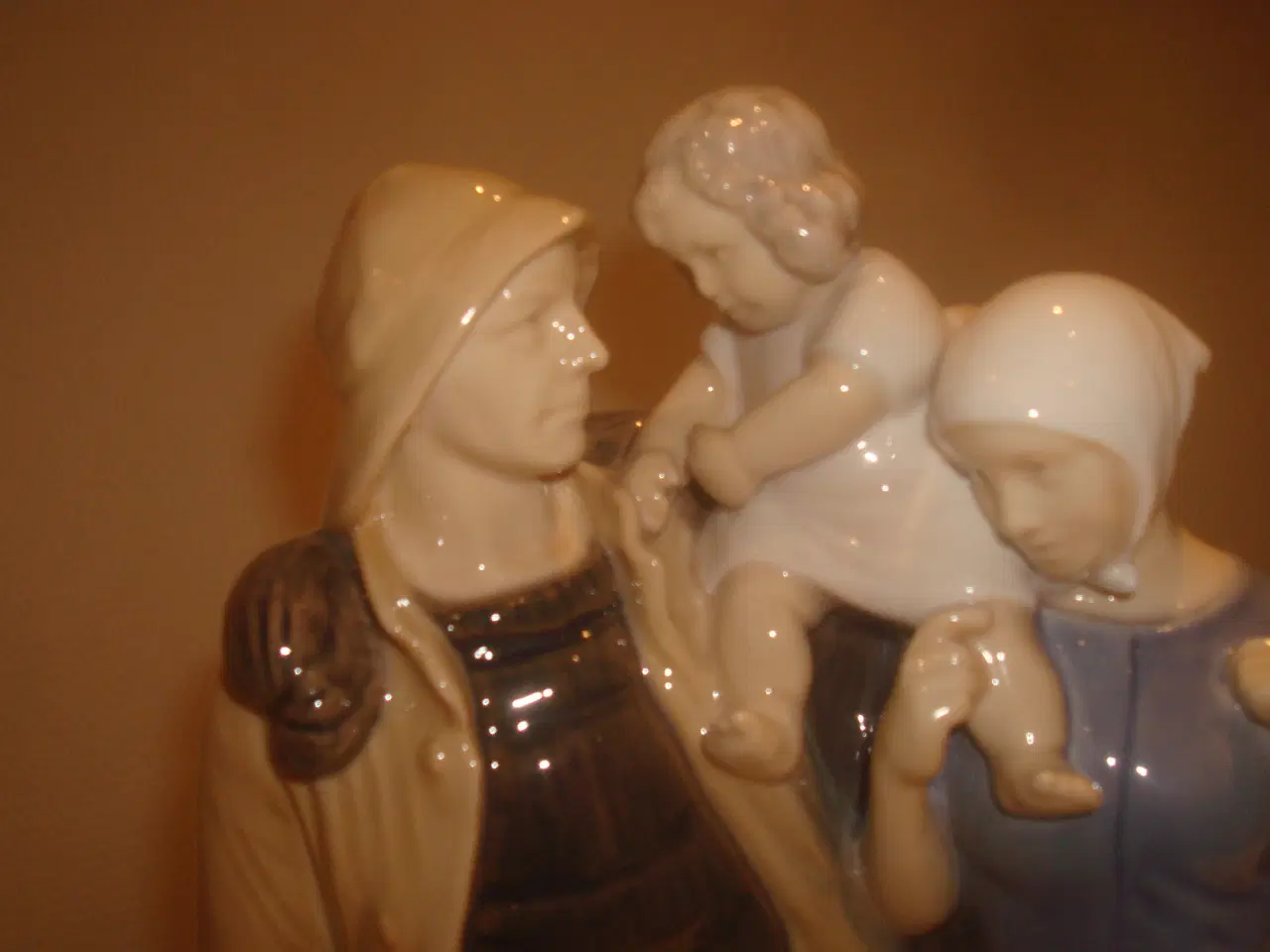 Billede 2 - FISKERFAMILIE B&G, stor, præsentabel 32 cm høj, 