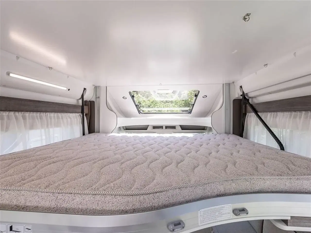Billede 11 - 2025 - Benimar Tessoro 488 SELECT   Rummelig camper med face-to-face siddegruppe