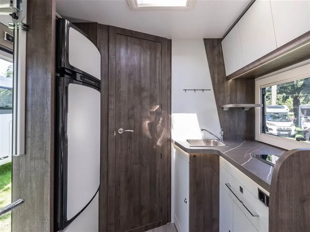 Billede 14 - 2025 - Benimar Tessoro 488 SELECT   Rummelig camper med face-to-face siddegruppe