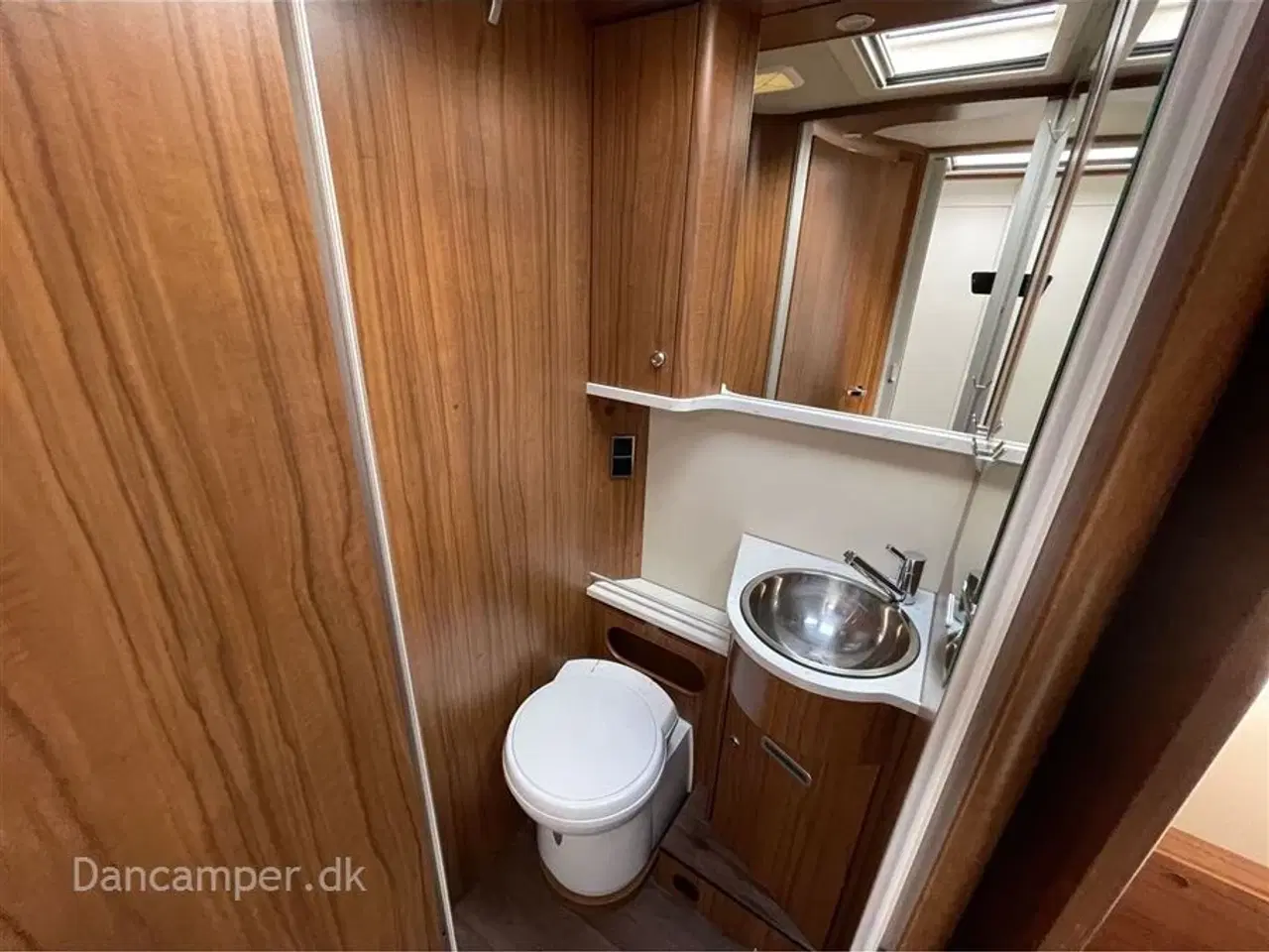 Billede 6 - 2020 - Hymer Tramp CL 698   Fiat Hymer T 698 CL QB, interiør med look af kirsebærtræ, flot, 150 Hk og automatgear. Kun kørt 9.700 km
