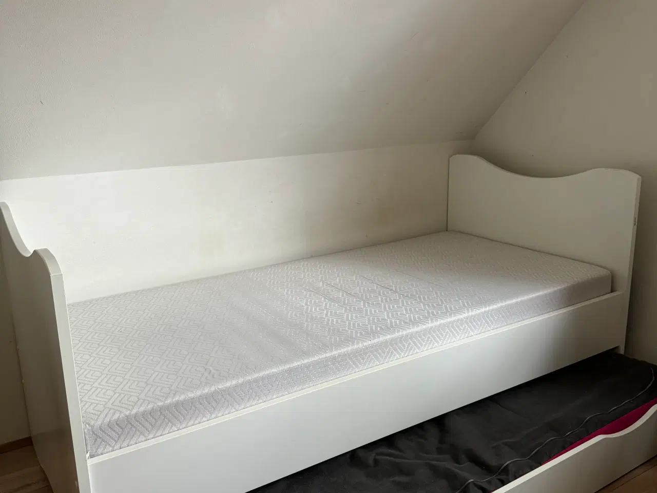 Billede 1 - Hvid seng med mulighed for ekstra opredning 