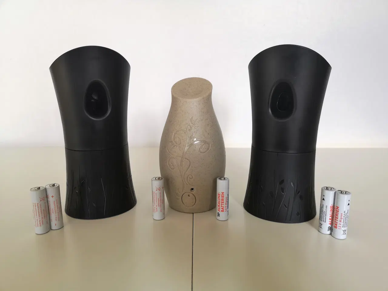 Billede 1 - Automatiske Luftfrisker 2 x Air Wick, 1 x Glade.