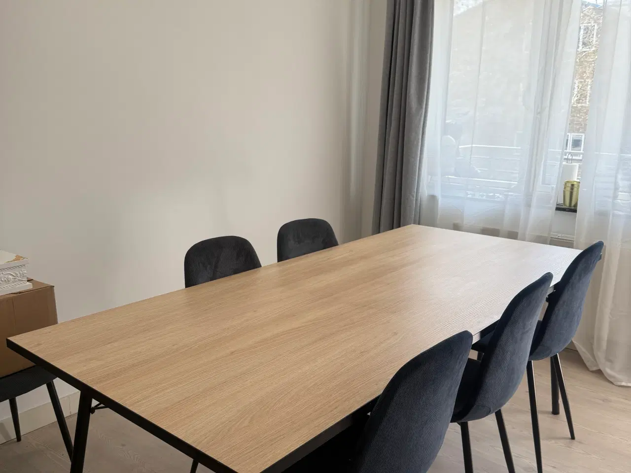Billede 2 - Spisebord med træ look