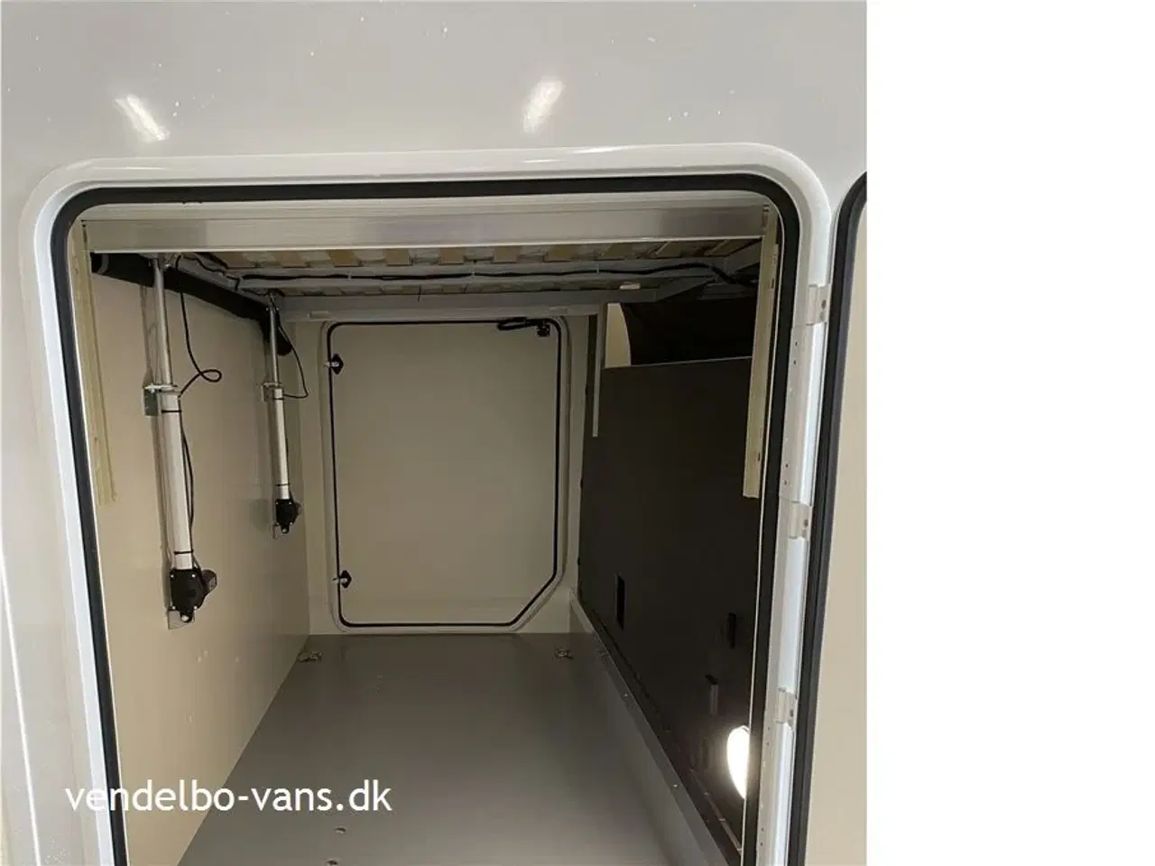 Billede 6 - 2023 - Rollerteam Kronos 265TL Comfort Power Selekt   Elektrisk justerbar fritstående dobbeltseng i bag og el-seng under loftet over siddegruppen - 5 S. selepladser