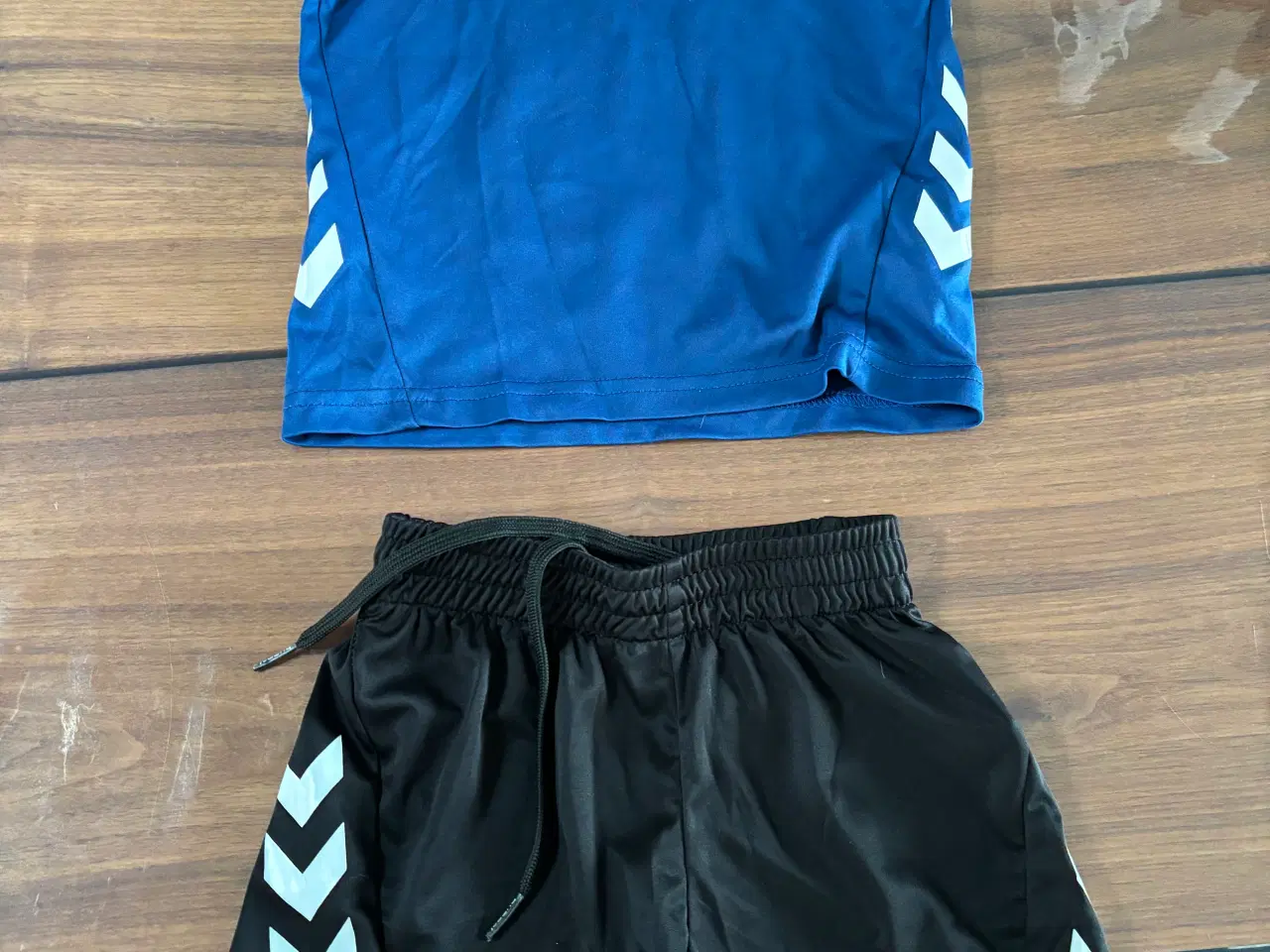 Billede 2 - Hummel træningssæt str 104