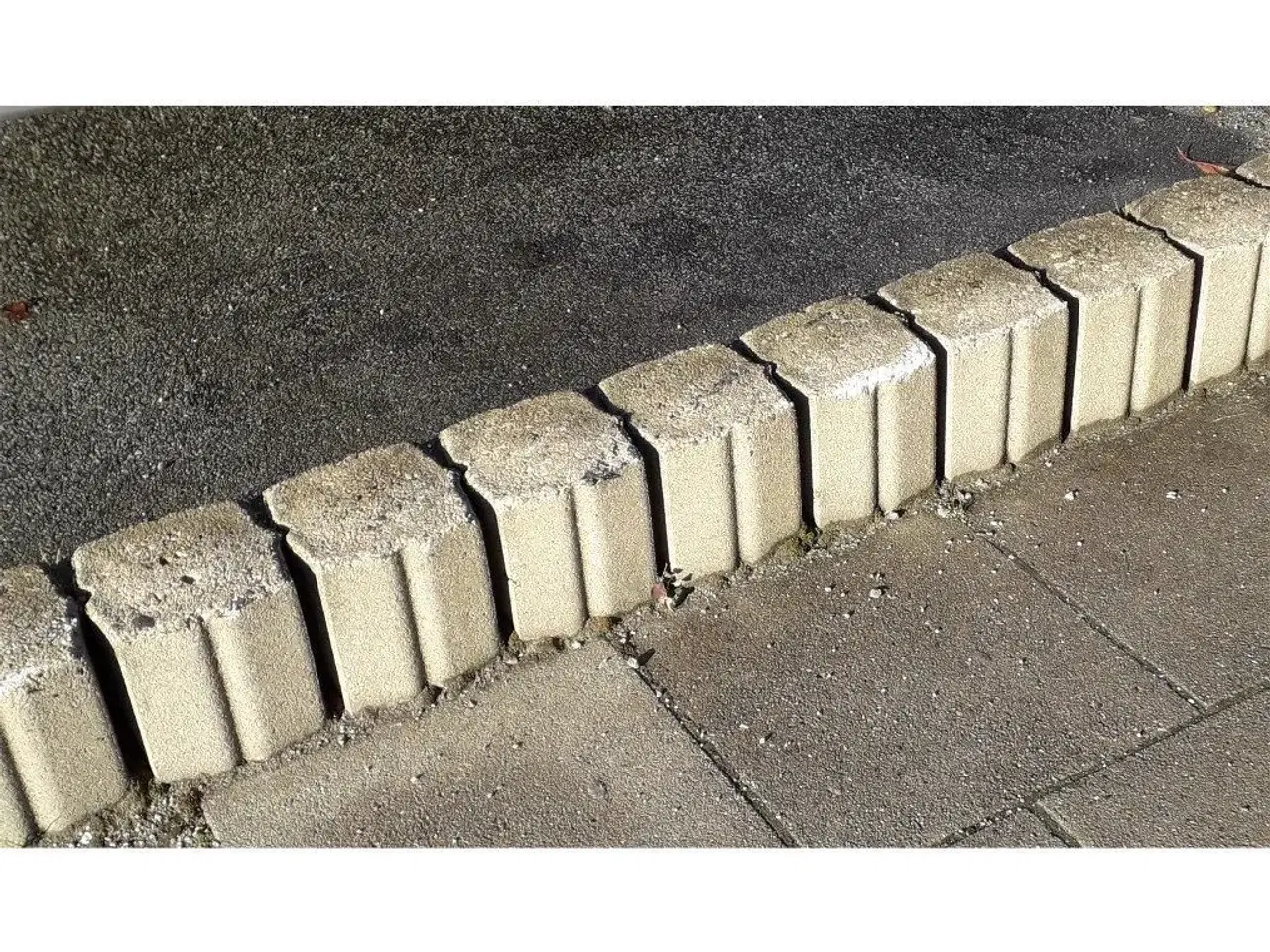 Billede 3 - Palisadesten Grå beton Quadro søjler. 