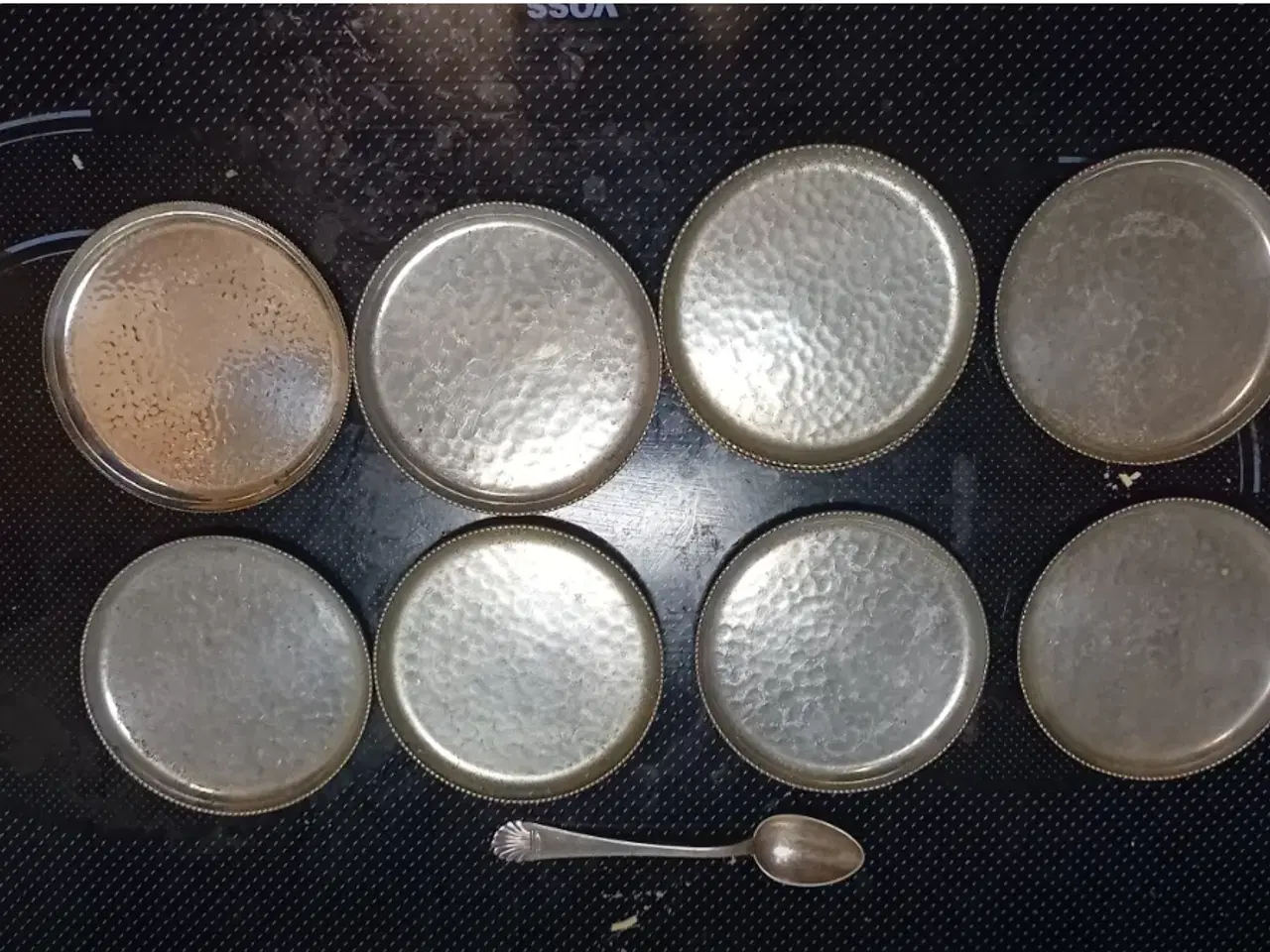 Billede 1 - 9 hamrede coasters i tin. Mangler en på billedet.