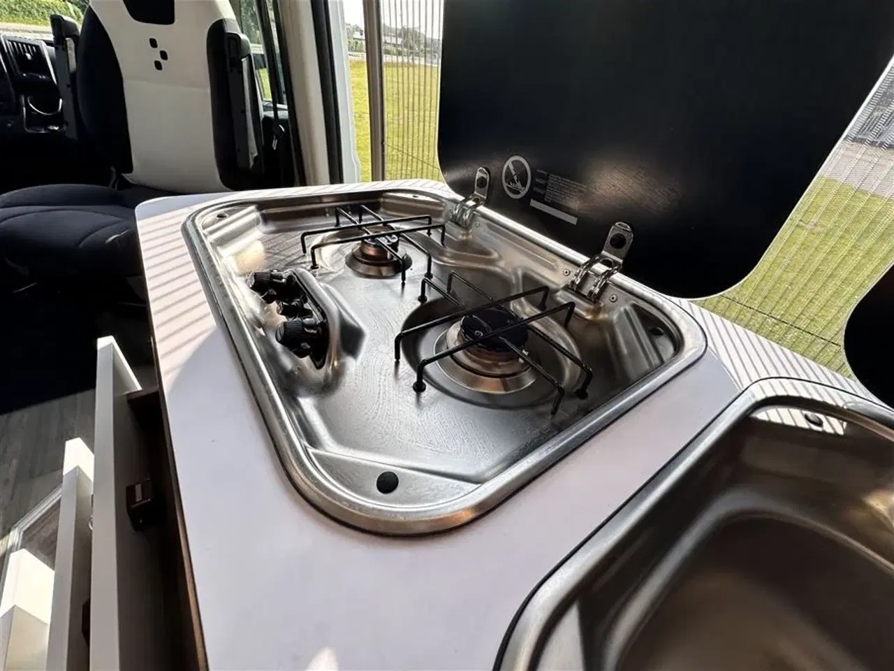Billede 14 - 2021 - Bravia 636 140 Hk Edition 30   Campervan med langsgående senge og god indretning Kørt 20,500 Km.