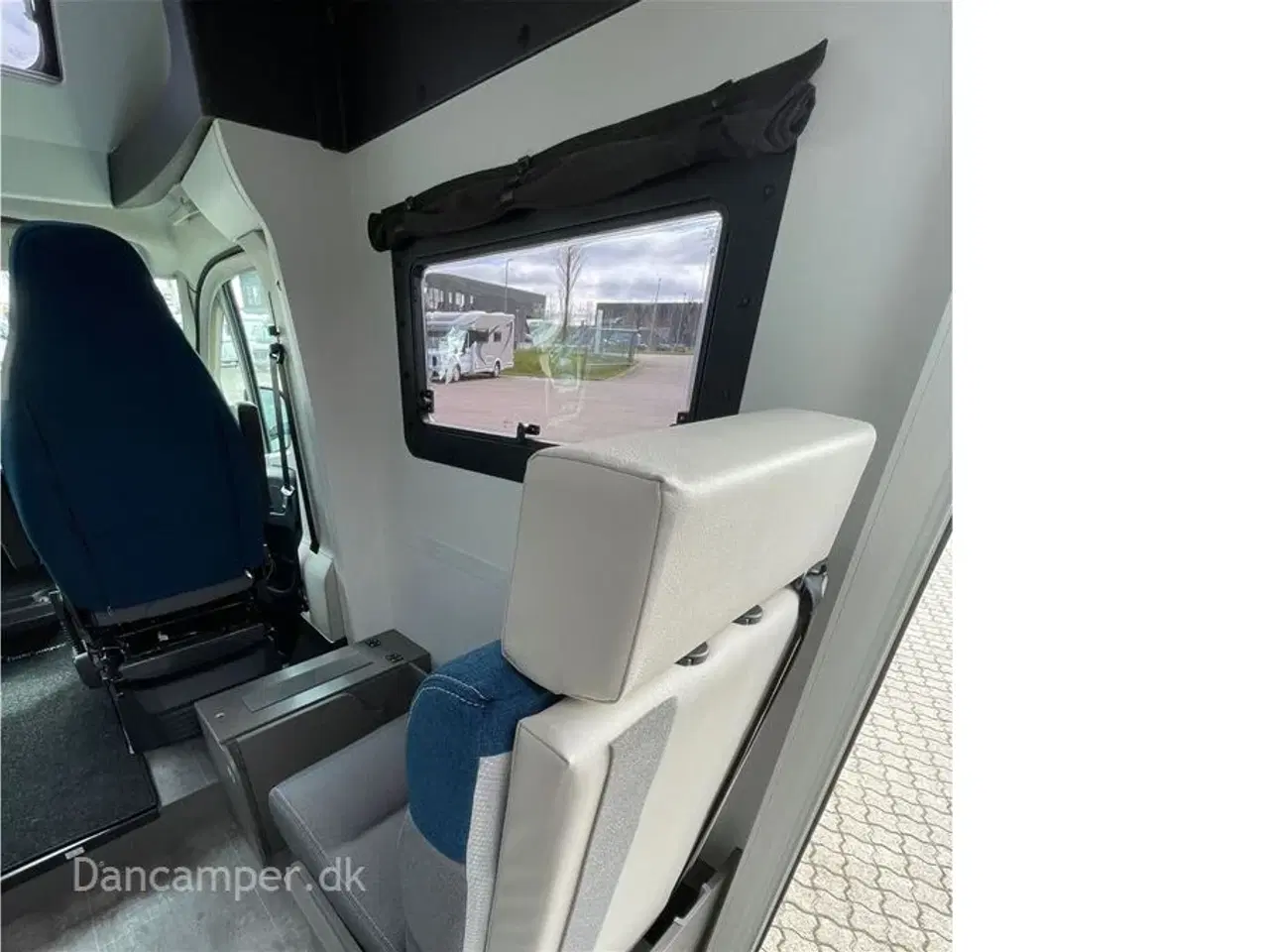 Billede 27 - 2024 - Chausson X650 Exclusive line   Unik cross-over model! Camper med stor Lounge og siddegruppe, sænkeseng, stor garage, Artic-, Connect-, Tilbehørs- og Safetypakke,