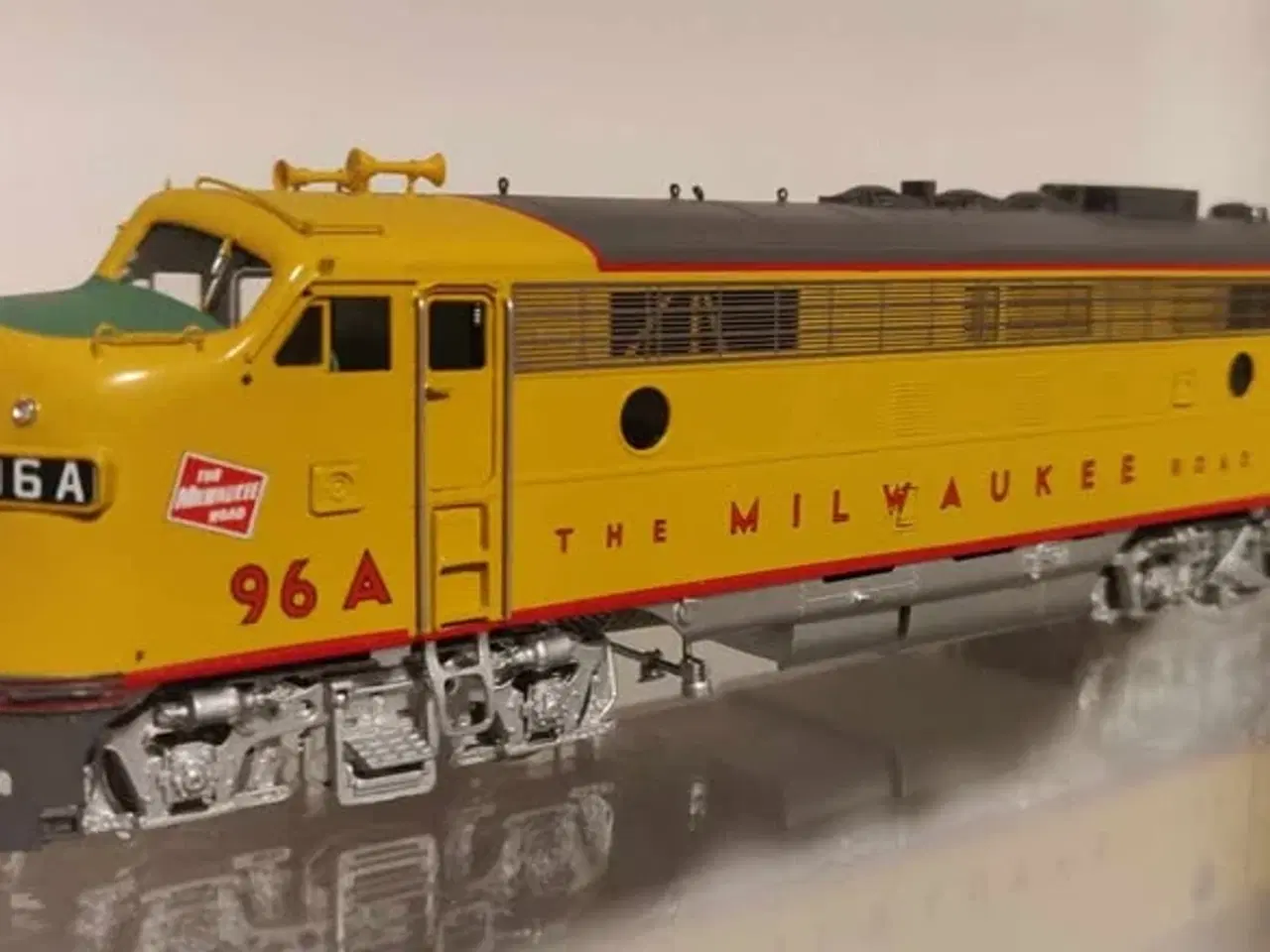 Billede 2 - Modeltog OMI Lokomotiv Milwaukee Road. FP7A H0. 