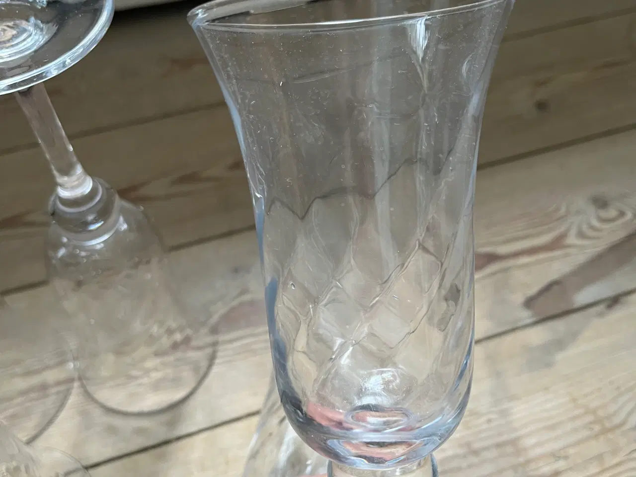 Billede 2 - Smukke champagneglas med skrå optiske striber