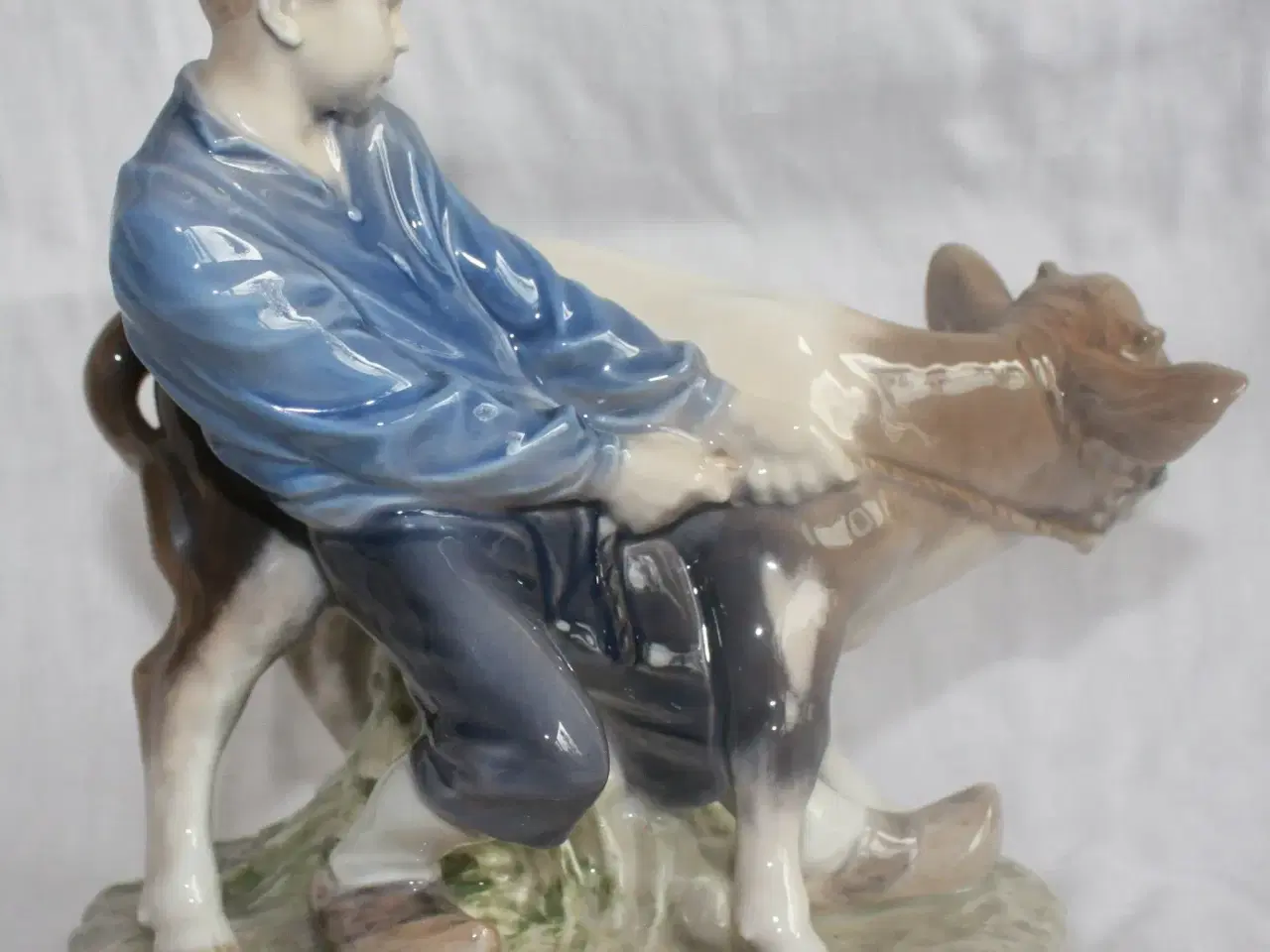 Billede 6 - Dreng med kalv, figur fra Royal Copenhagen