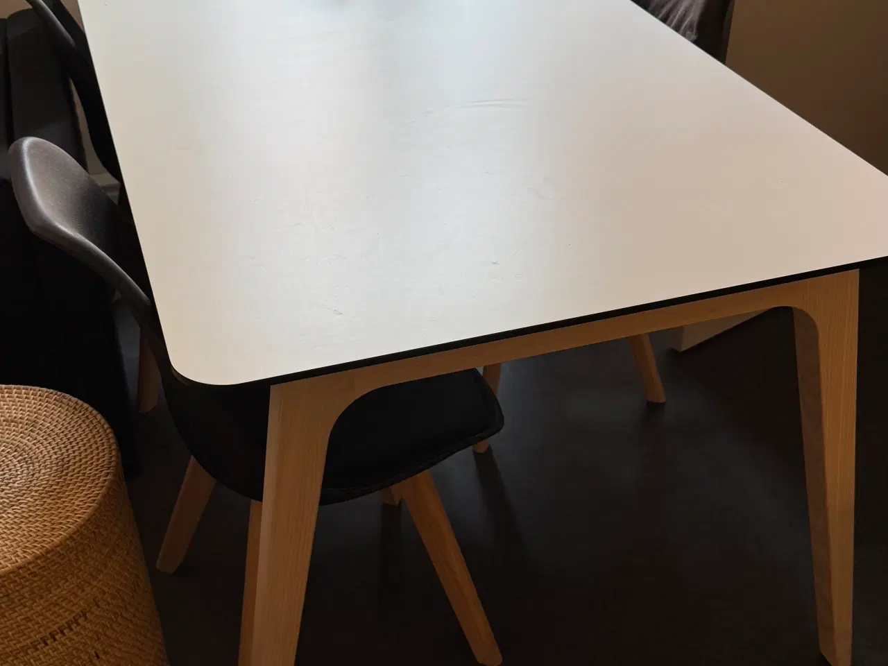 Billede 1 - Spisebord og 4 stole, som nye, sælges. 