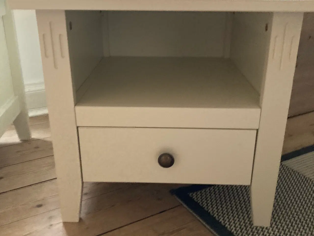 Billede 2 - Natborde i hvid