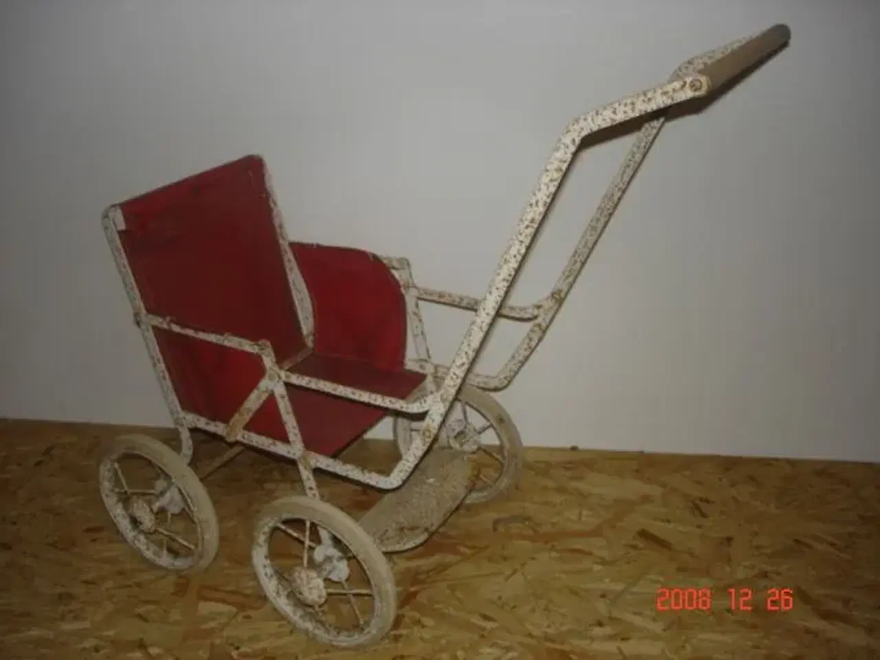 Billede 1 - Gammel rød dukkevogn fra 1950'erne