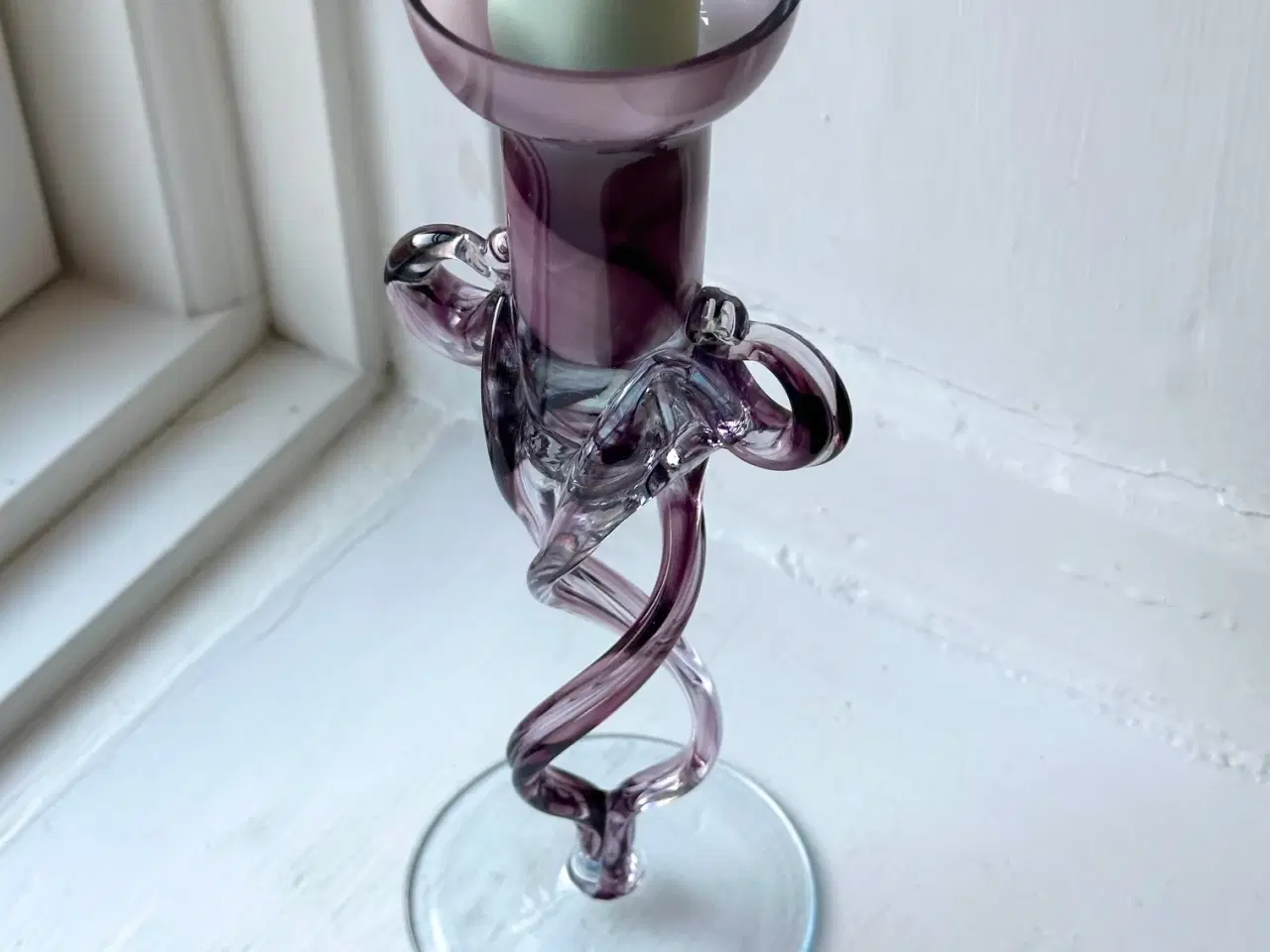 Billede 2 - Skulpturel stage, lilla glas