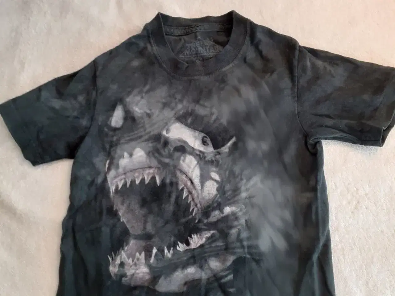 Billede 1 - T-shirt, str. 116, grå/sort, haj motiv foran.