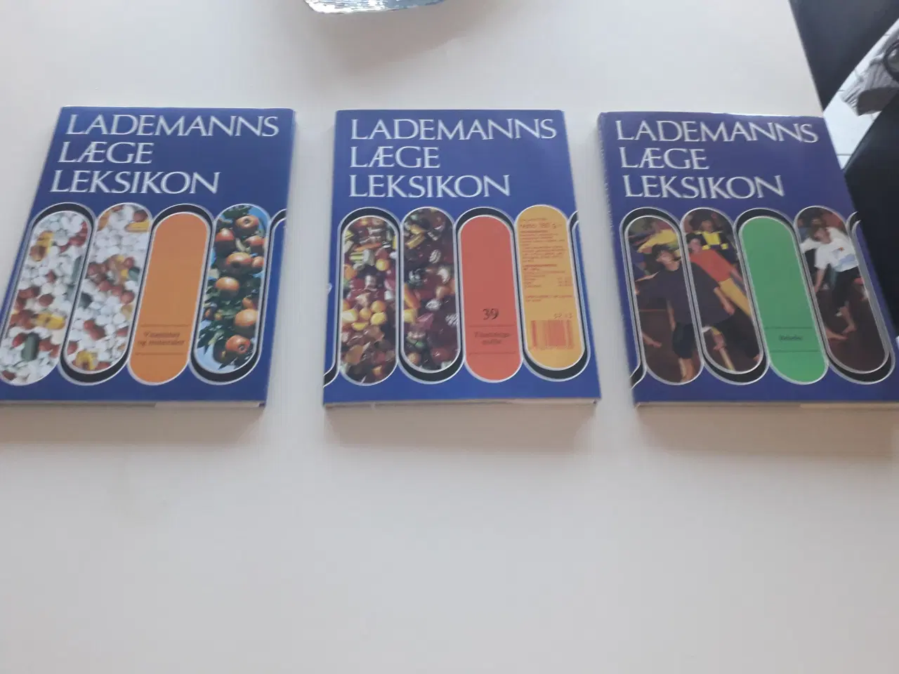 Billede 1 - Lademann læge leksikon - 3 stk.