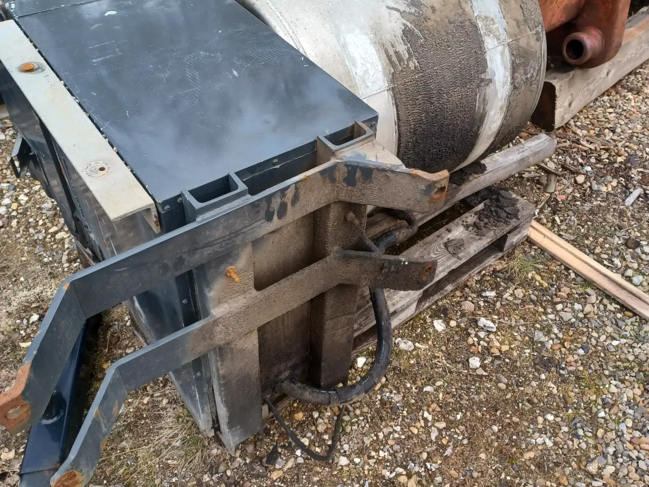 Billede 2 - Dieseltank med pumpe og skab