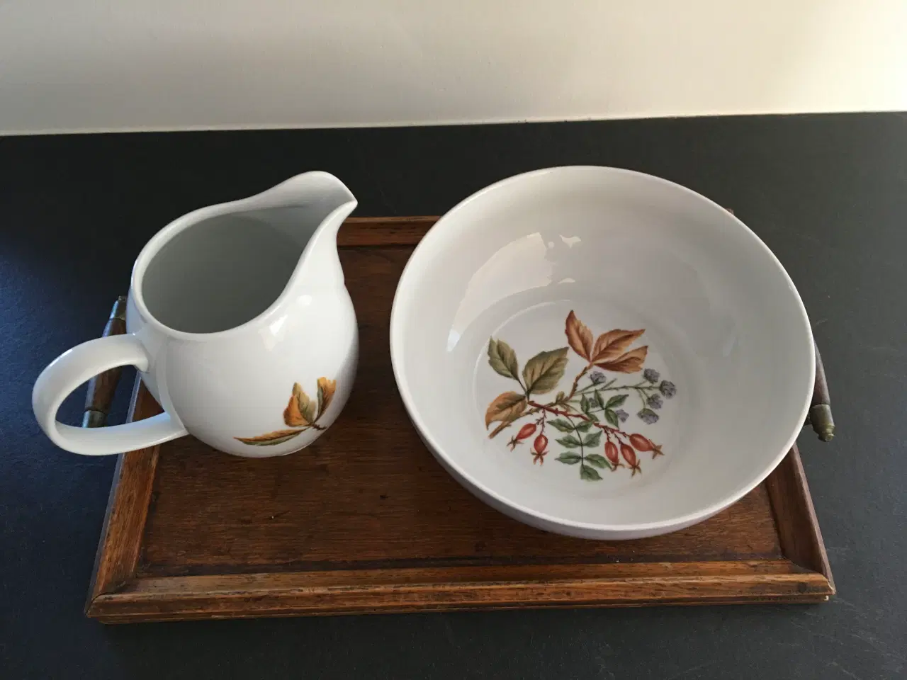 Billede 3 - Håndmalet skål og kande  i porcelæn med flot motiv