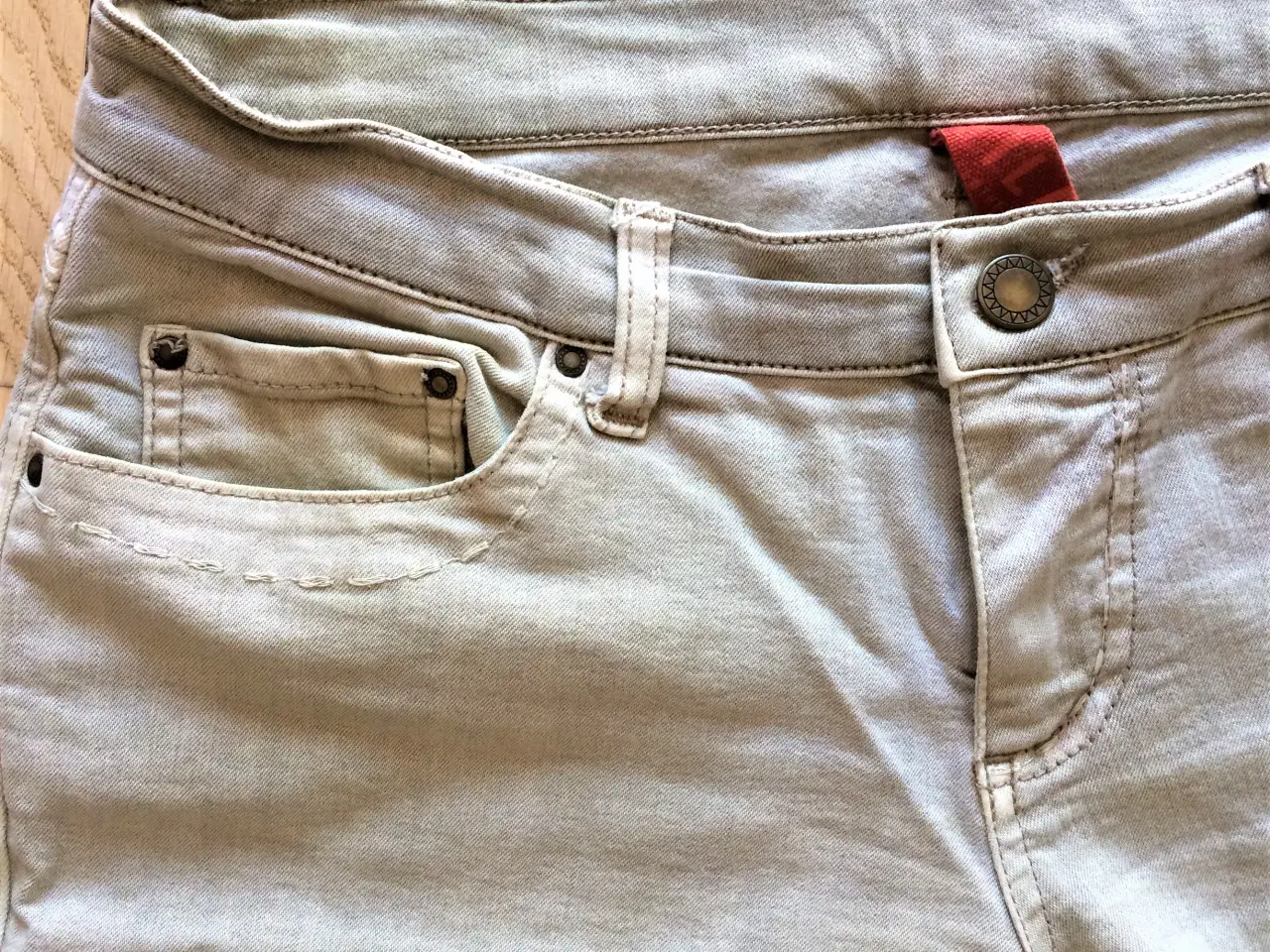 Billede 5 - LYSE JEANS med fint broderi