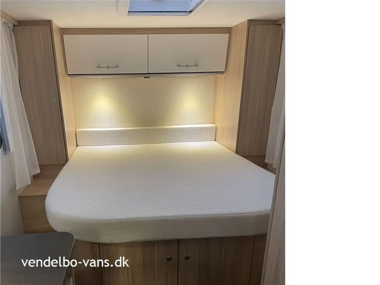 Billede 12 - 2022 - SunLight VAN V69   Fritstående dobbeltseng i bag