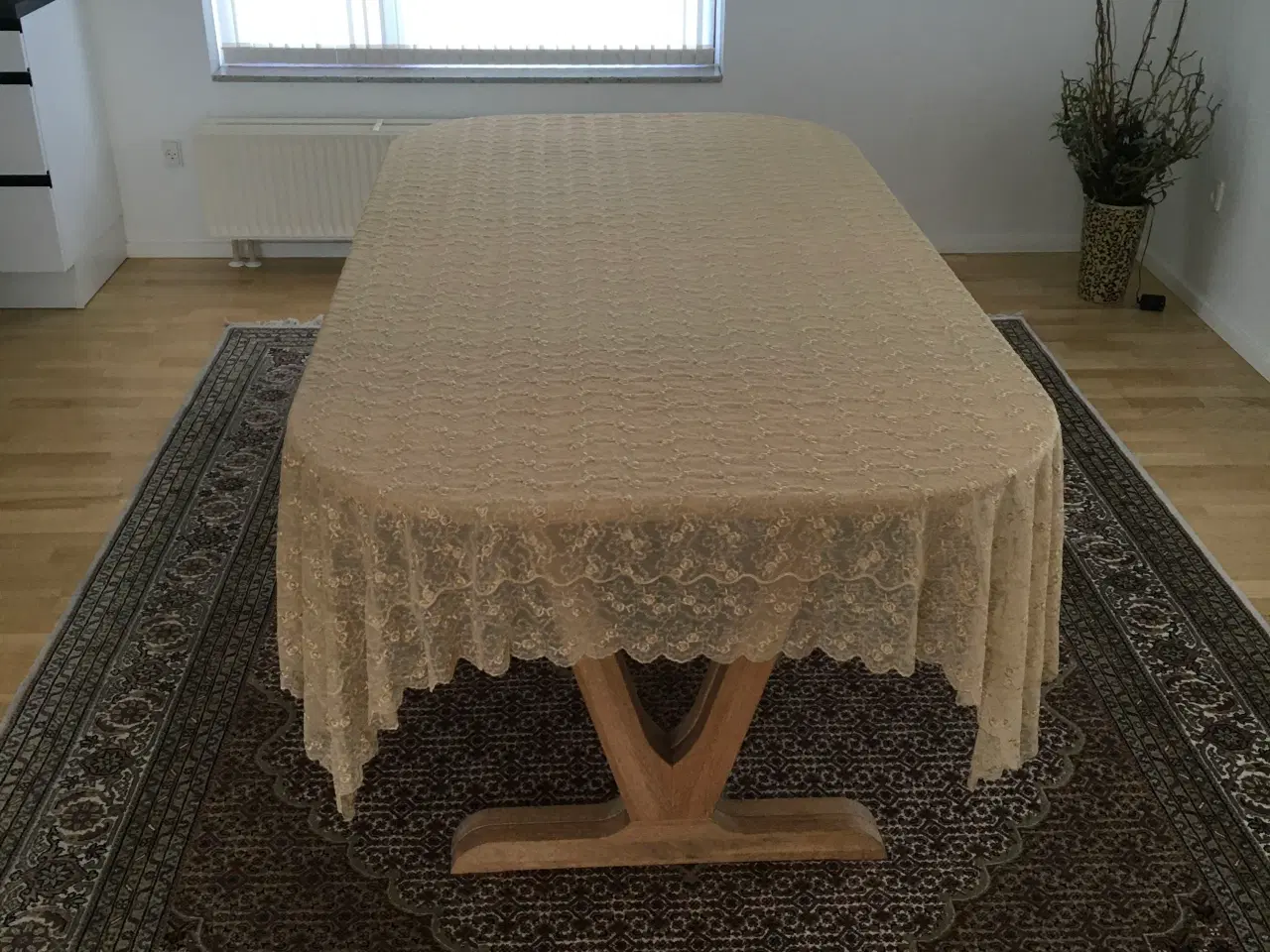 Billede 7 - Flot fransk håndvævet dug i broderi anglaise