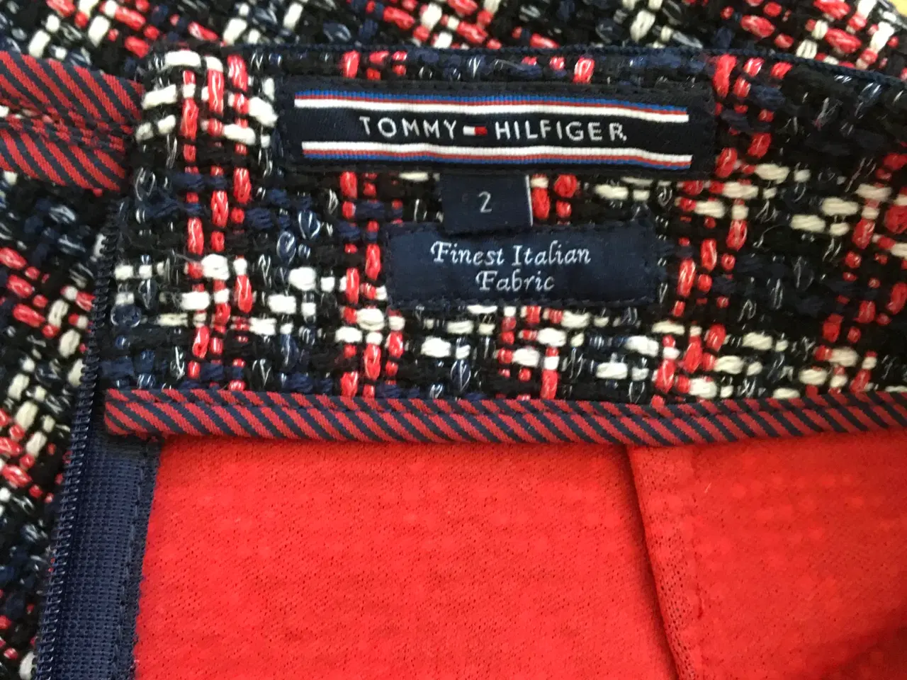 Billede 5 - Tommy Hilfiger, flot Nederdel med for i vævet stof
