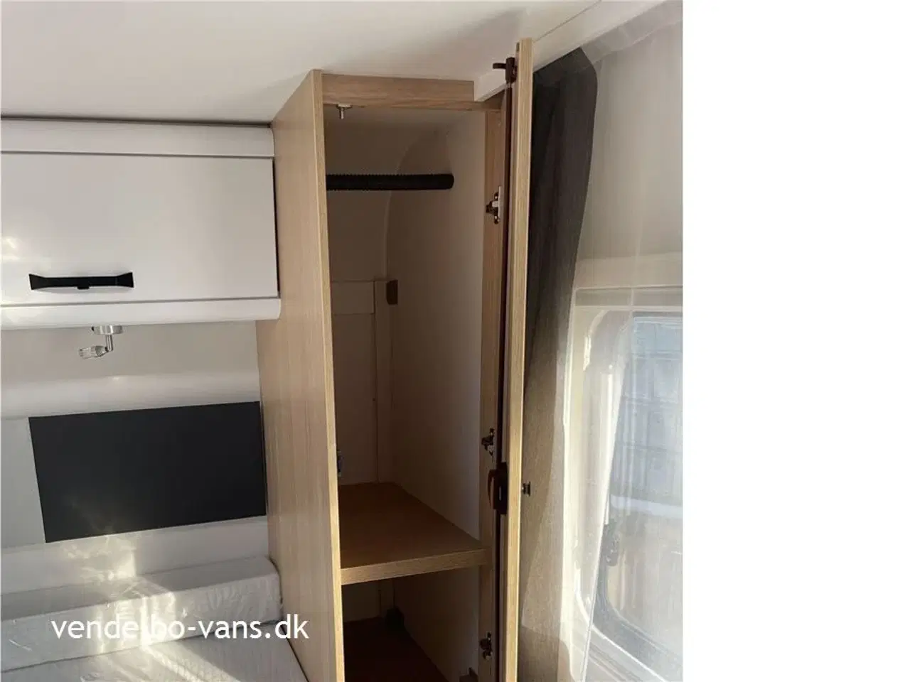 Billede 19 - 2024 - SunLight I 69 L Adventure Edition   Integreret Adventure Edition med fritstående Queens Bed over garagen