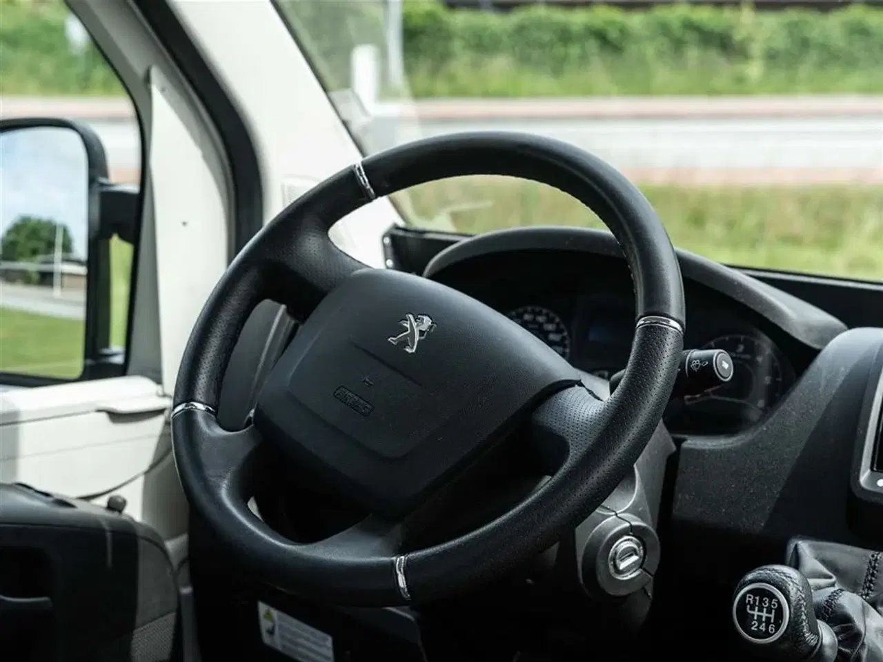 Billede 2 - 2021 - Bravia 636 140 Hk Edition 30   Campervan med langsgående senge og god indretning Kørt 20,500 Km.