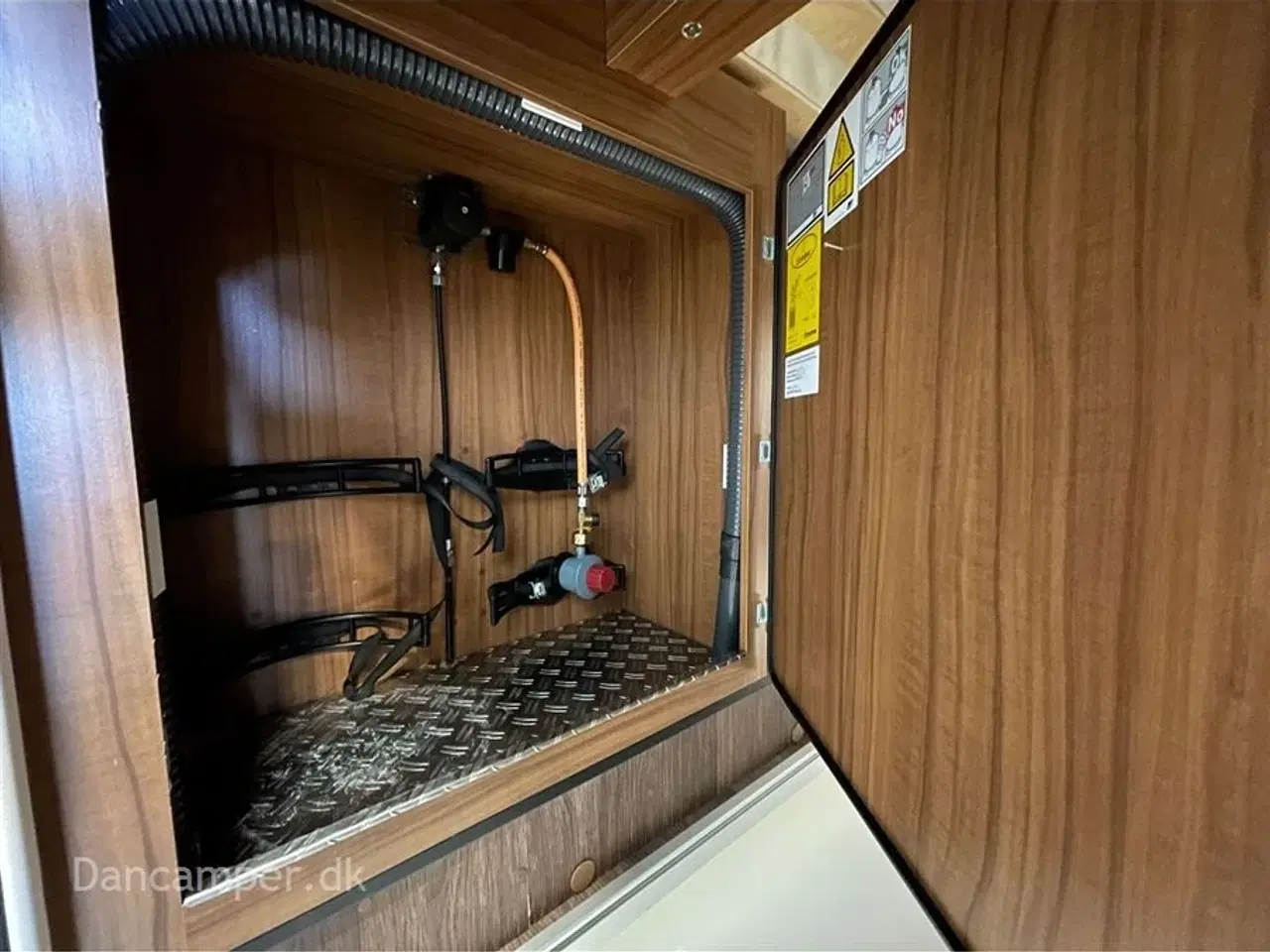 Billede 19 - 2020 - Hymer Tramp CL 698   Fiat Hymer T 698 CL QB, interiør med look af kirsebærtræ, flot, 150 Hk og automatgear. Kun kørt 9.700 km