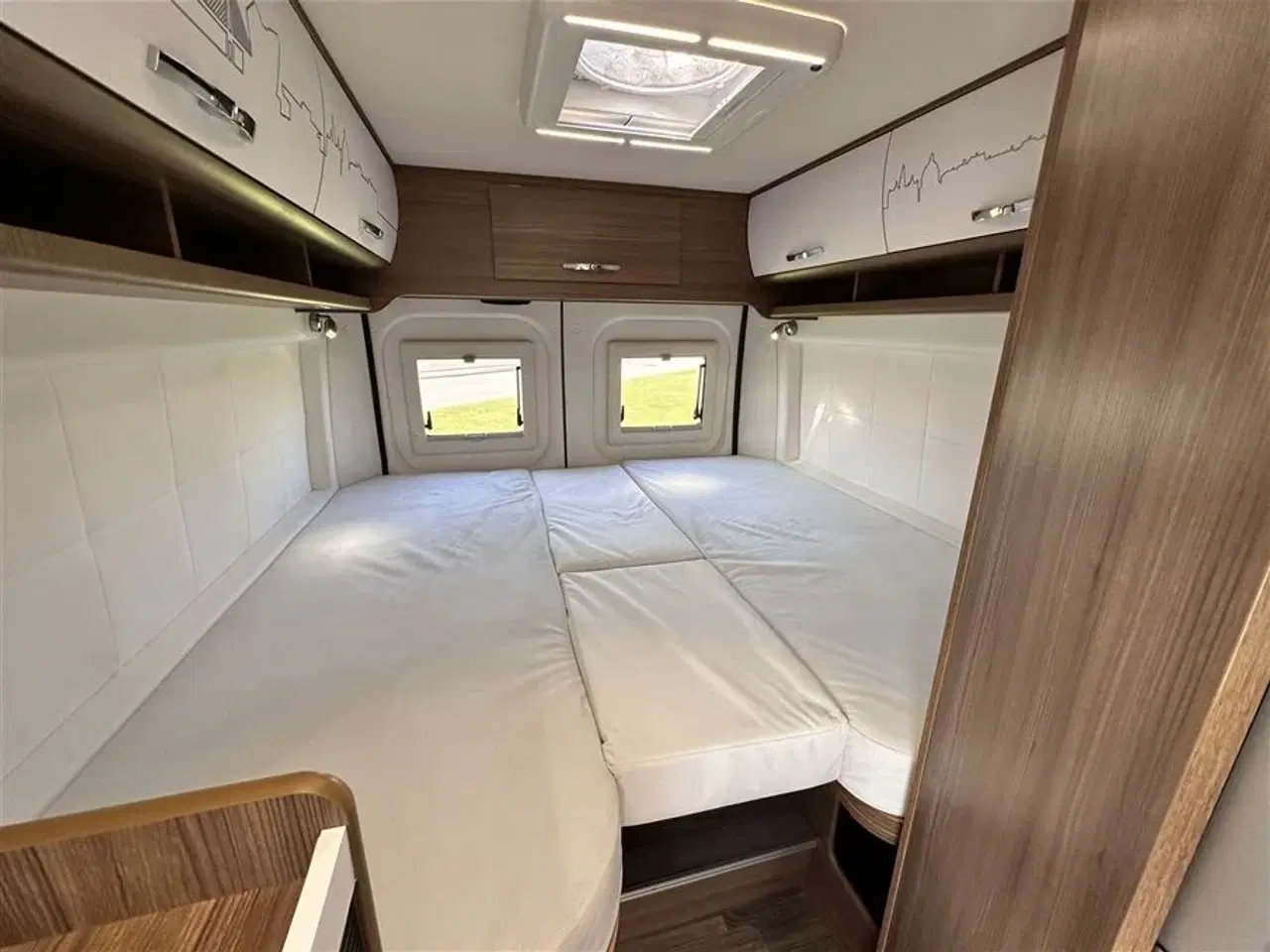 Billede 11 - 2021 - Bravia 636 140 Hk Edition 30   Campervan med langsgående senge og god indretning Kørt 20,500 Km.