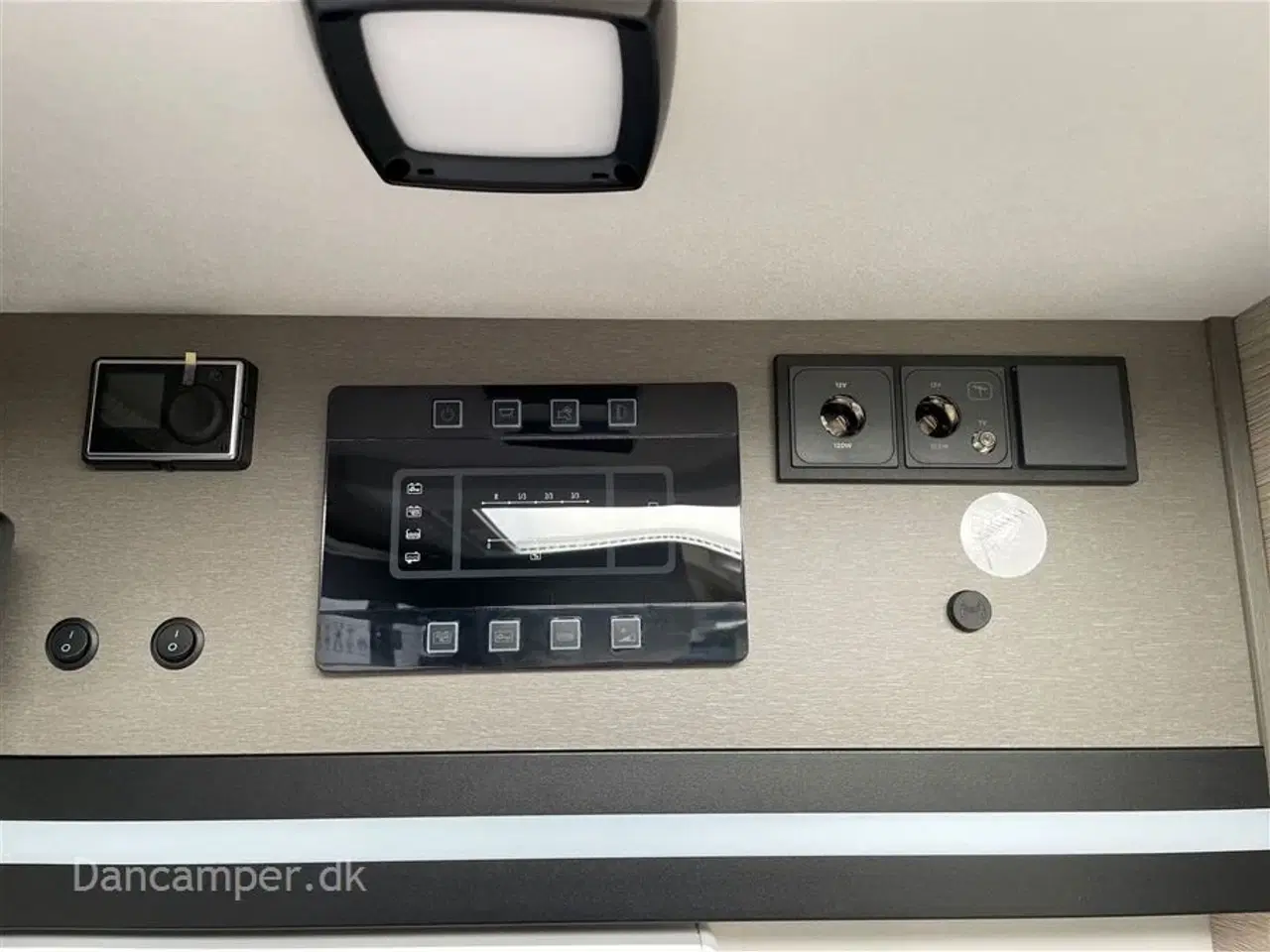 Billede 29 - 2024 - Chausson X650 Exclusive line   Unik cross-over model! Camper med stor Lounge og siddegruppe, sænkeseng, stor garage, Artic-, Connect-, Tilbehørs- og Safetypakke,