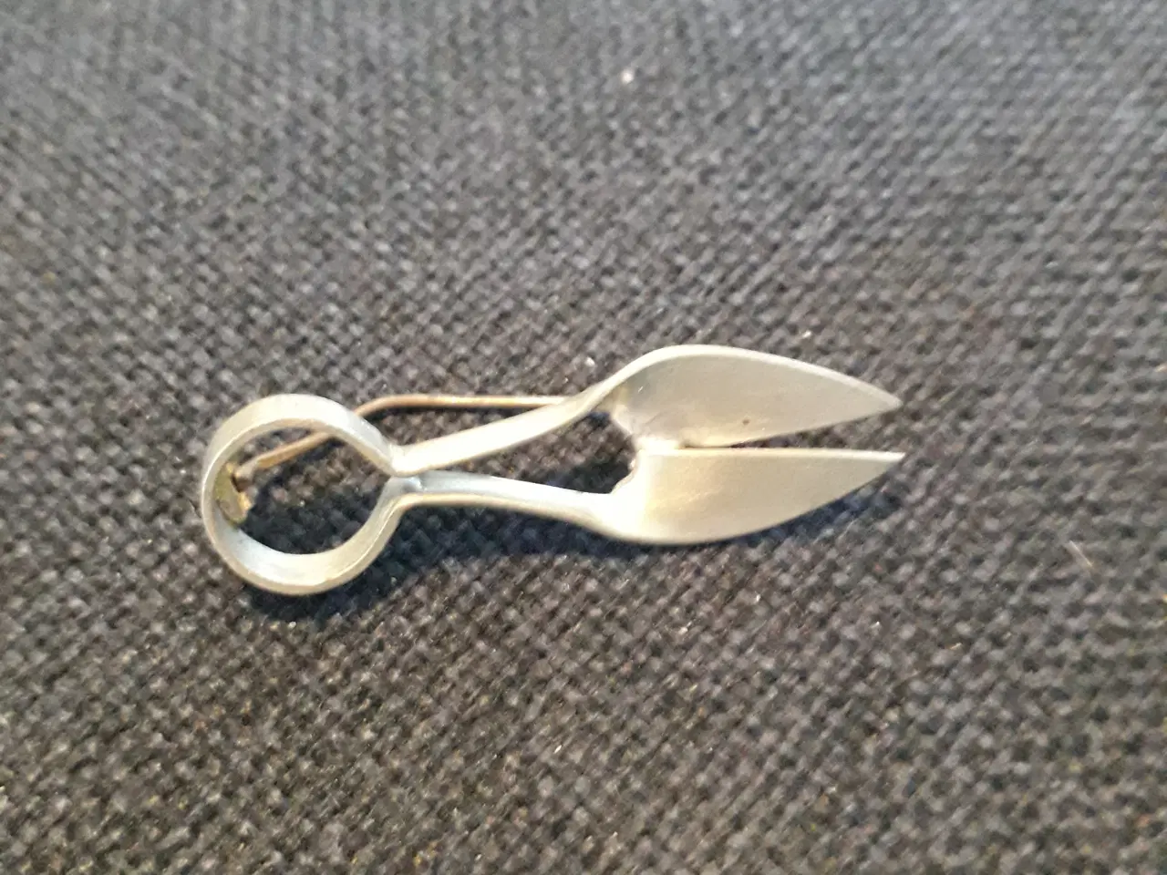 Billede 1 - Tin broche, udformet som en fåresaks
