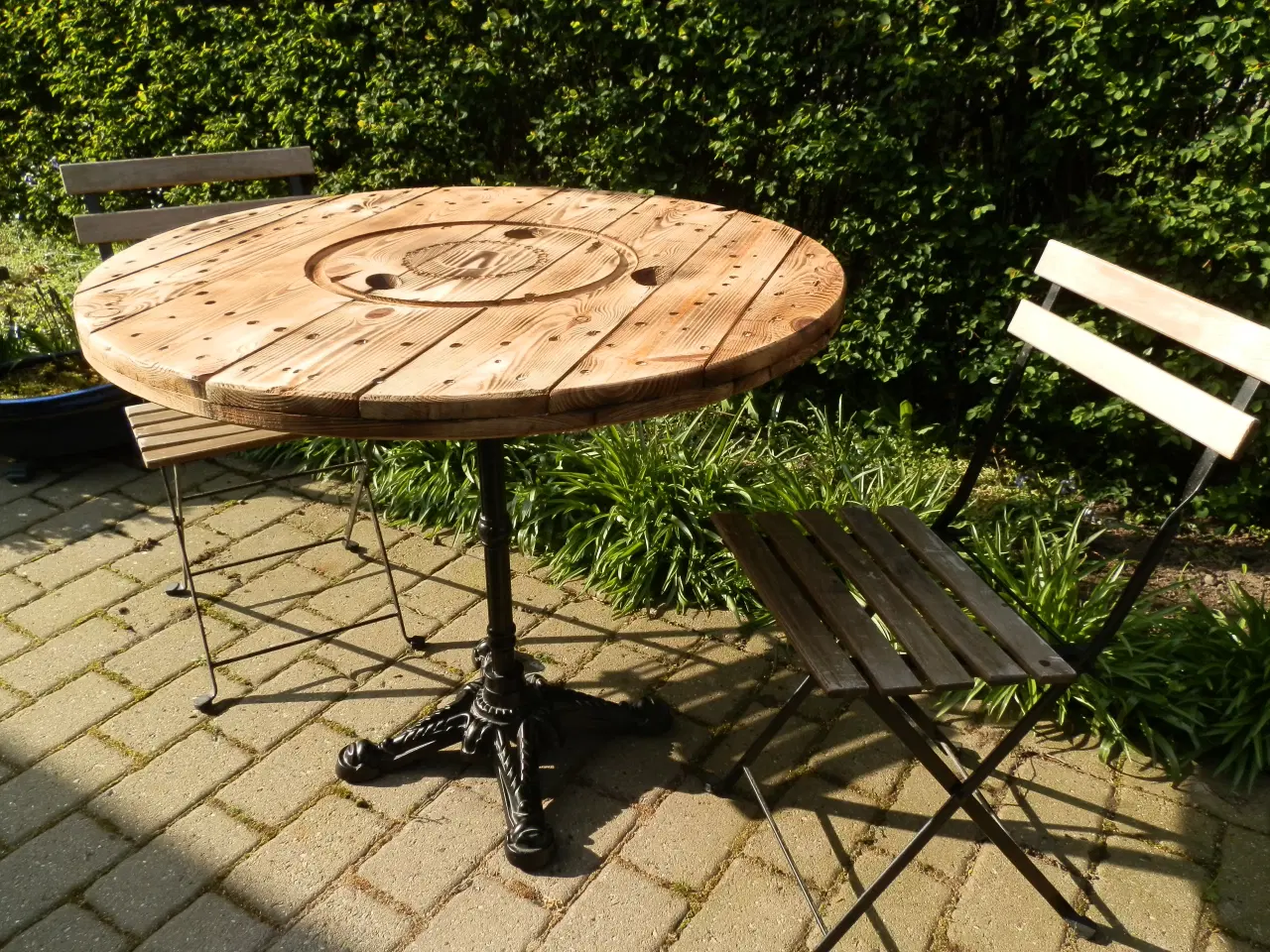 Billede 5 - Kabeltromle Bord med Støbejernsfod og 2 stole