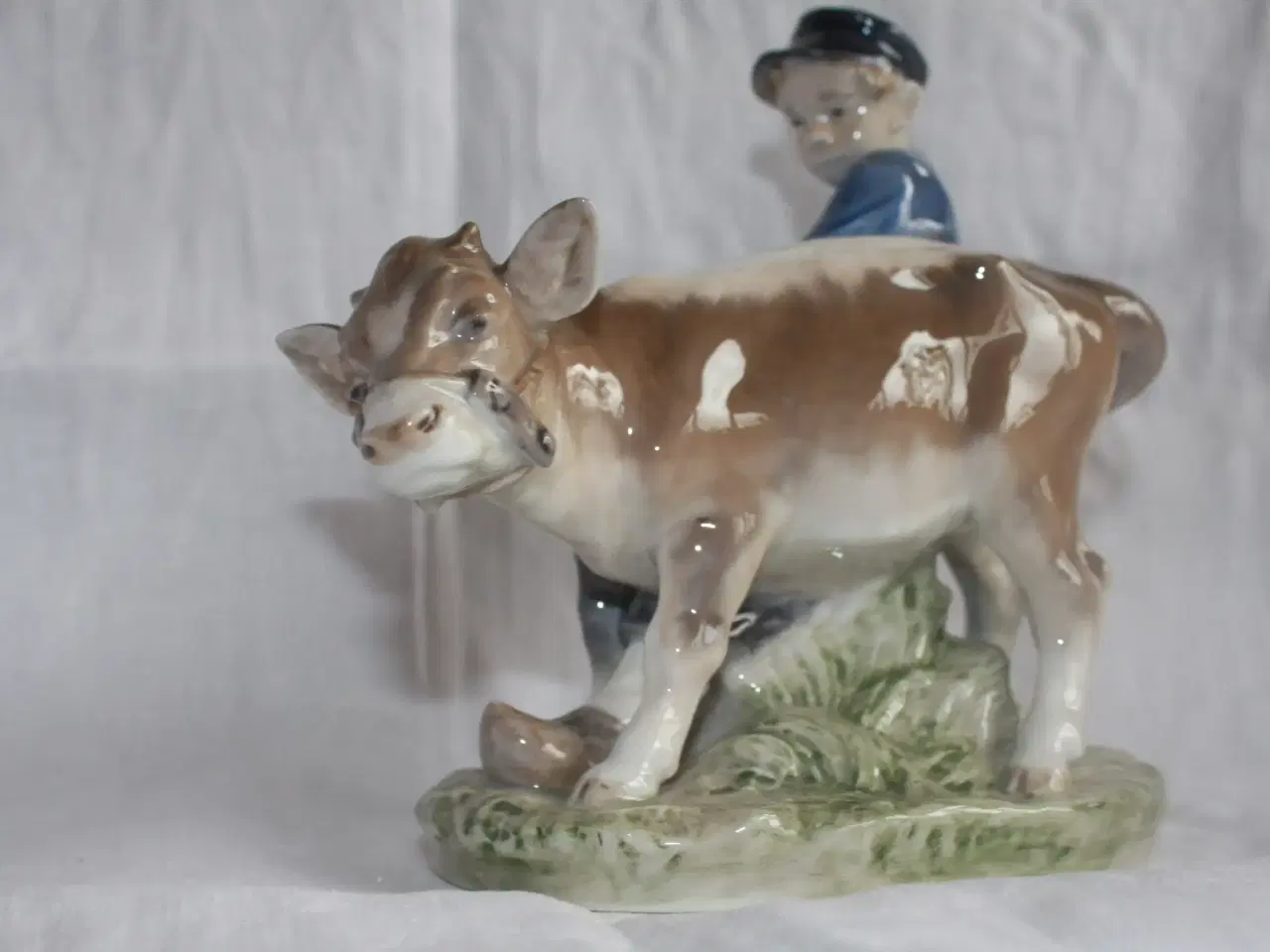 Billede 11 - Dreng med kalv, figur fra Royal Copenhagen