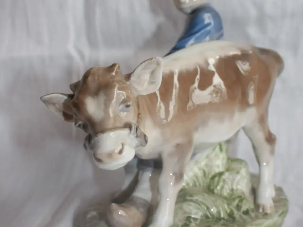Billede 9 - Dreng med kalv, figur fra Royal Copenhagen